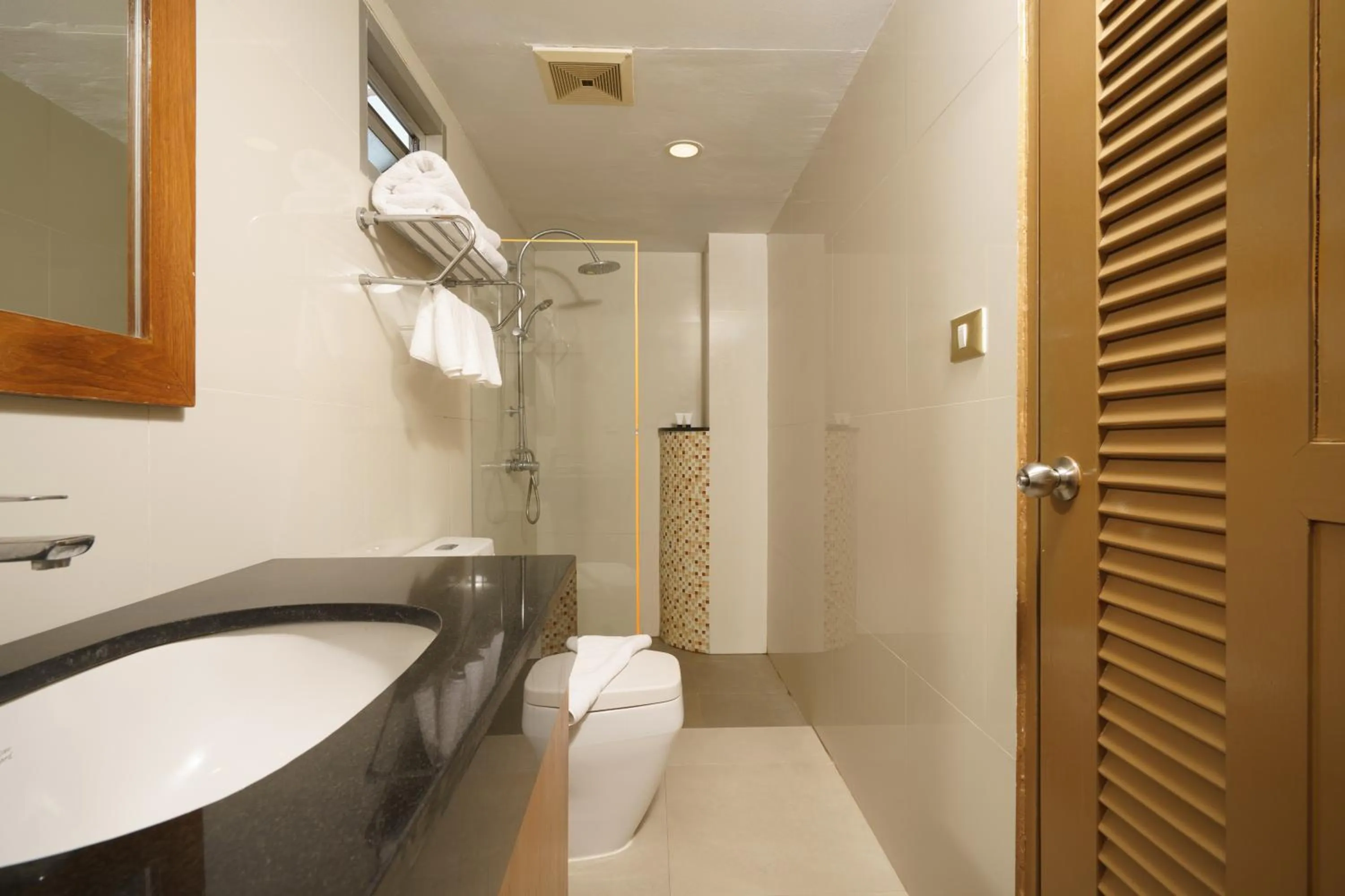 Bathroom in Chabana Kamala Hotel