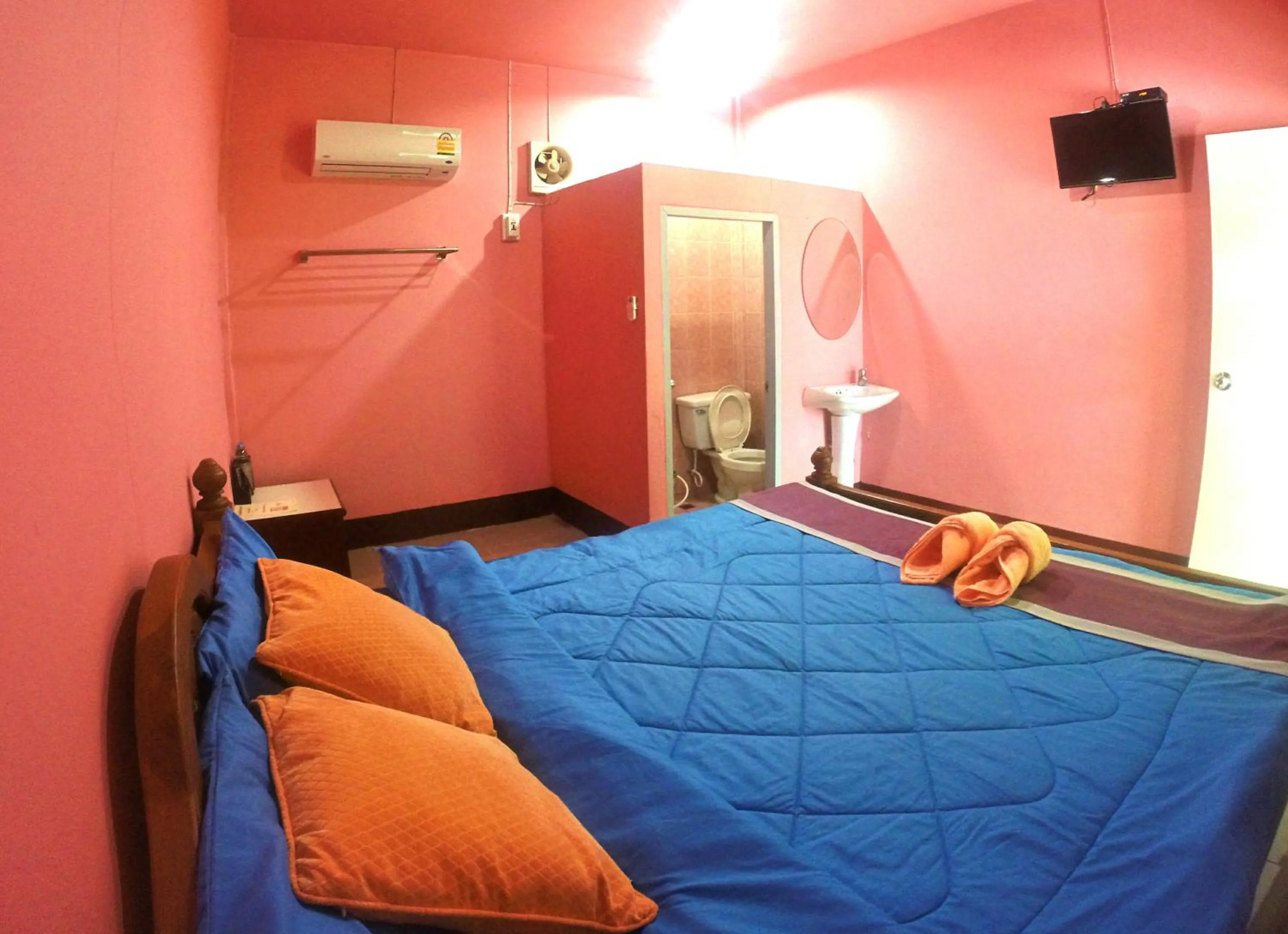 Photo of the whole room, Bed in Khao Chang View Resort