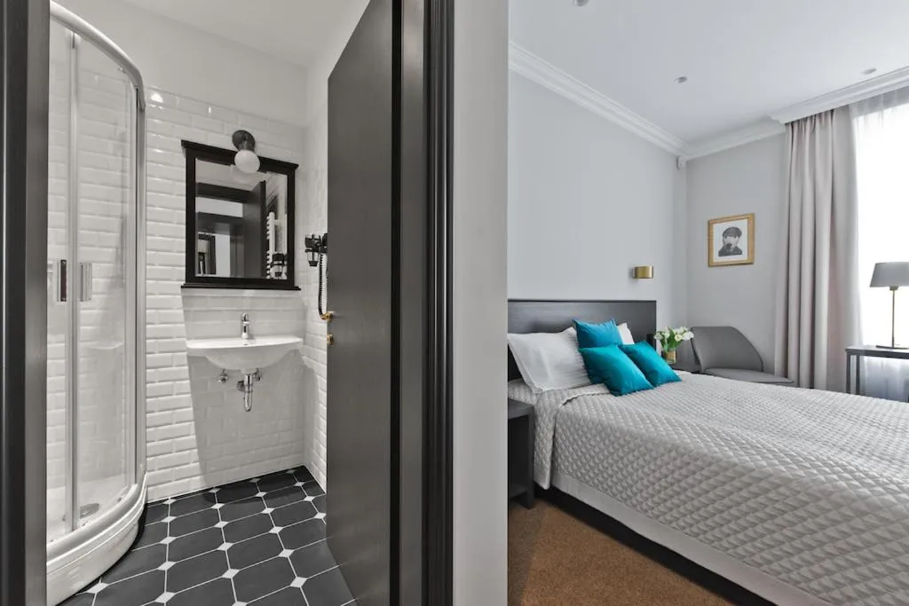 Bathroom, Bed in 15th Avenue