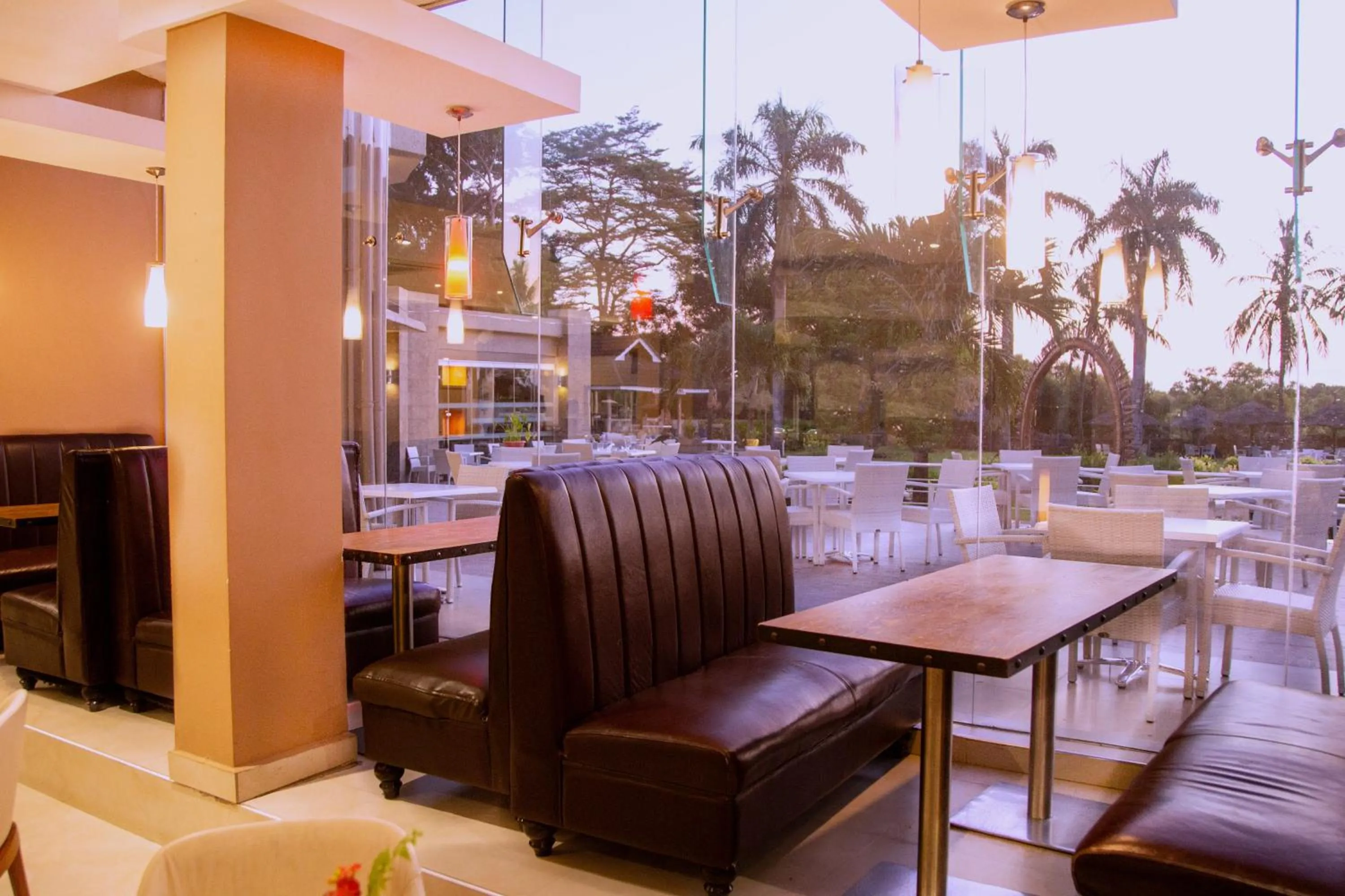 Restaurant/places to eat in Tanga Beach Resort & Spa