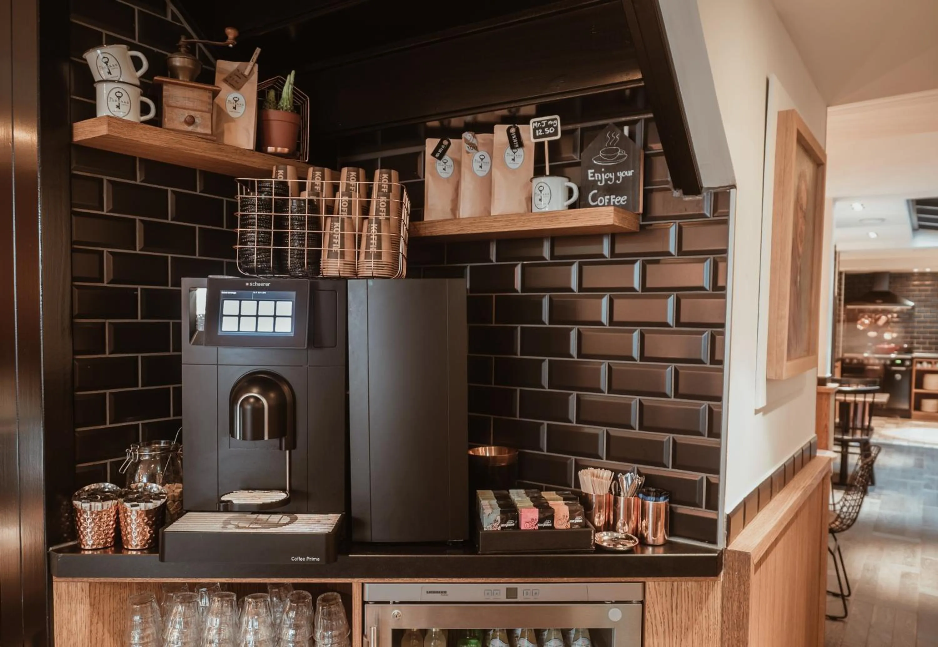 Communal lounge/ TV room in Mr. Jordaan