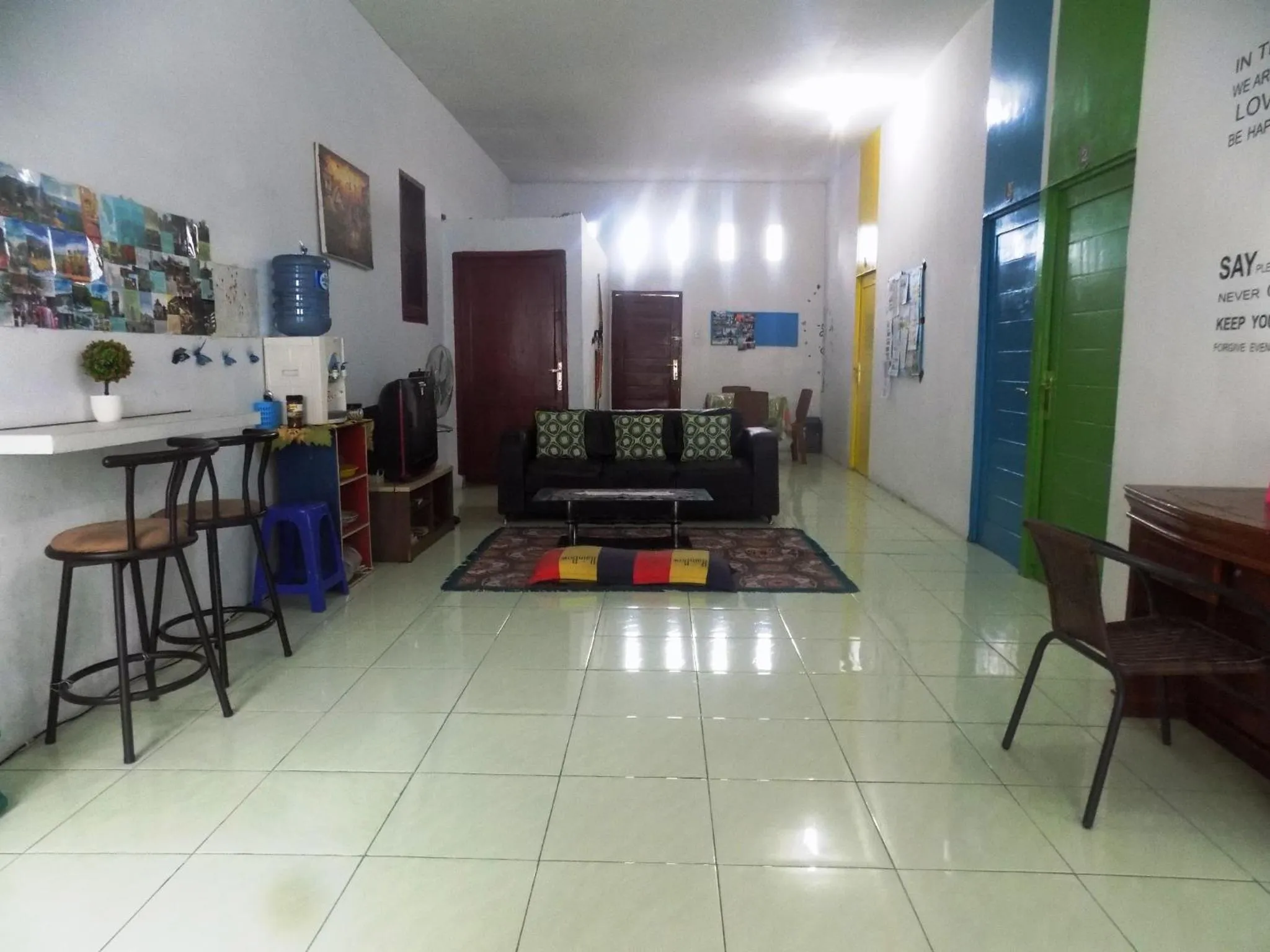 Communal lounge/ TV room in Amelia 2 Guest House Syariah