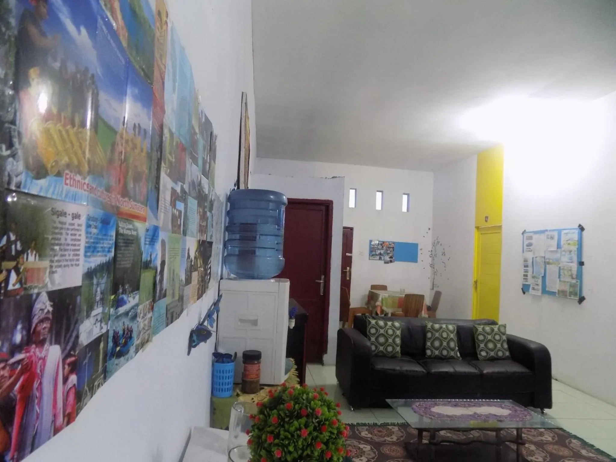 Communal lounge/ TV room in Amelia 2 Guest House Syariah