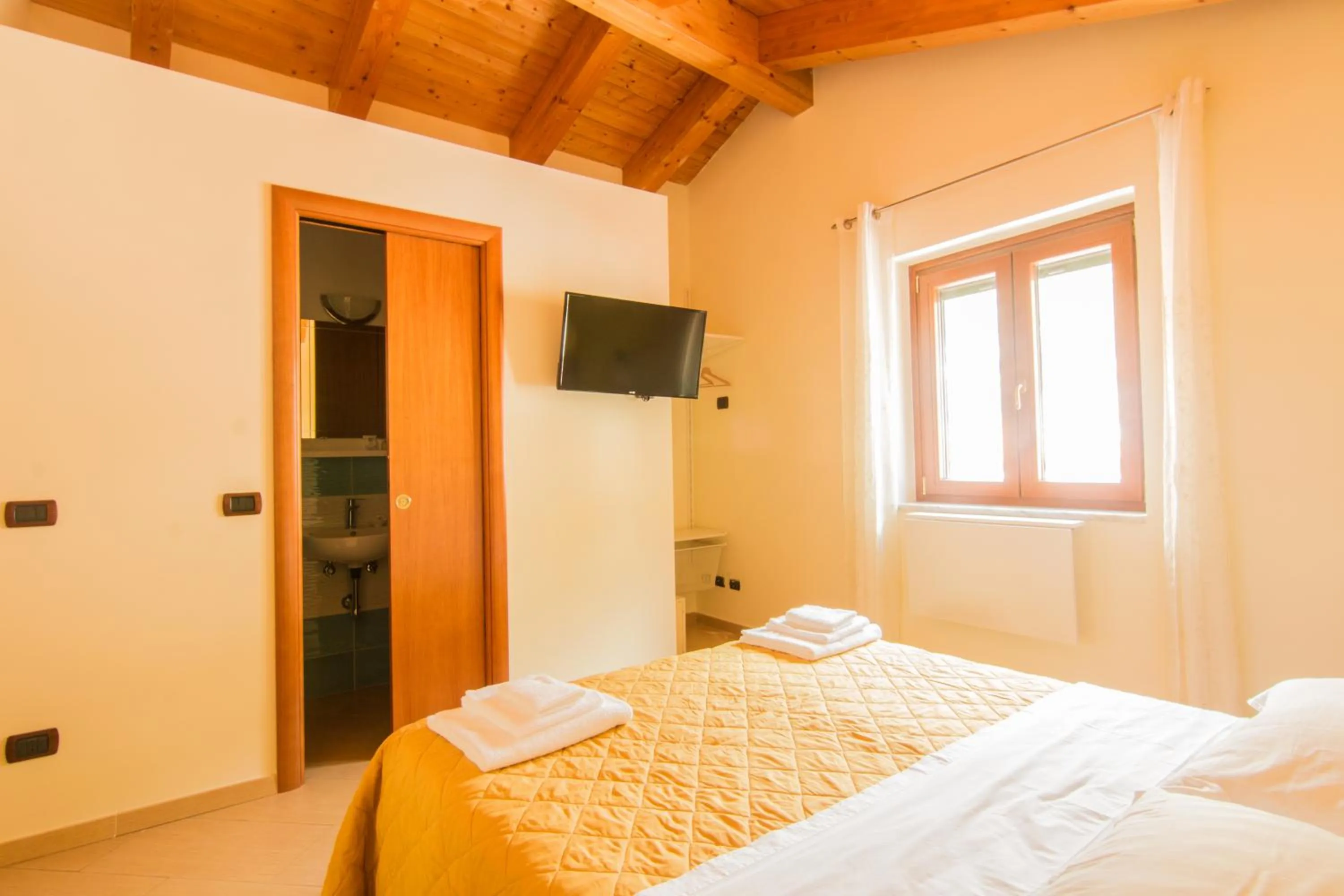 Bathroom, Bed in B&B Sotto un Tetto