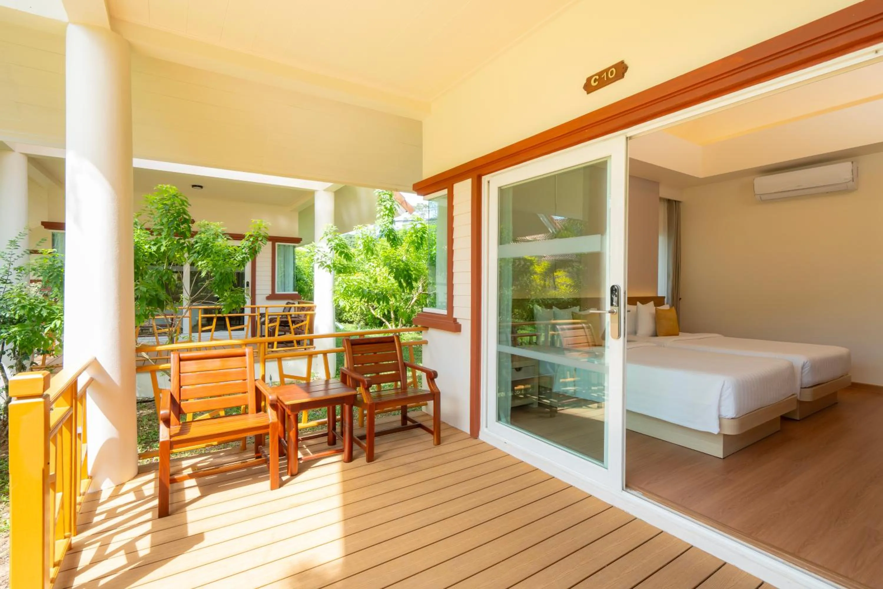 Balcony/Terrace, Bed in Koh Chang Paradise Resort & Spa