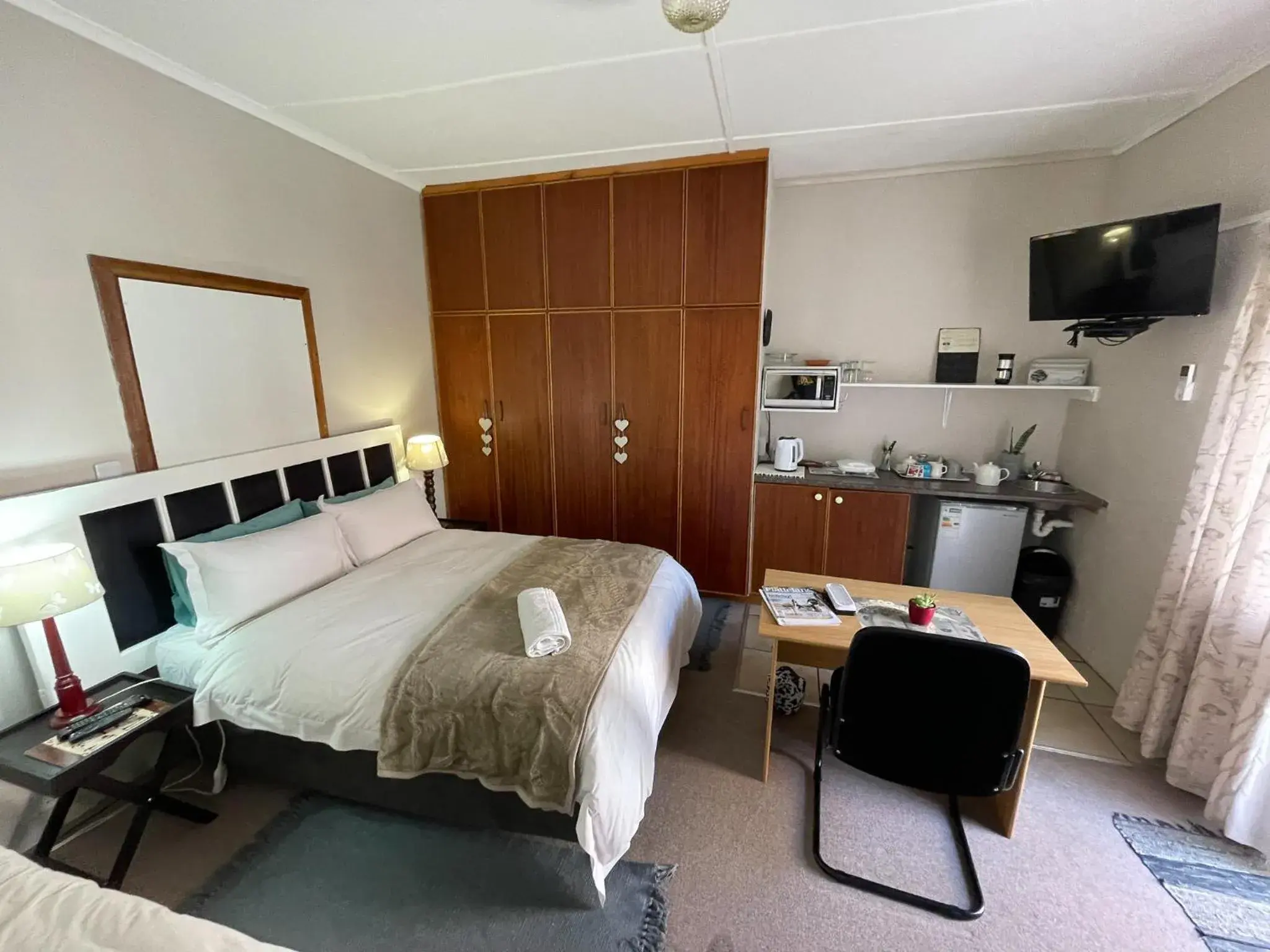 Standard Double Room in Altenburgh Accommodation - Apartments Standard Double Room in Altenburgh Accommodation - Apartments