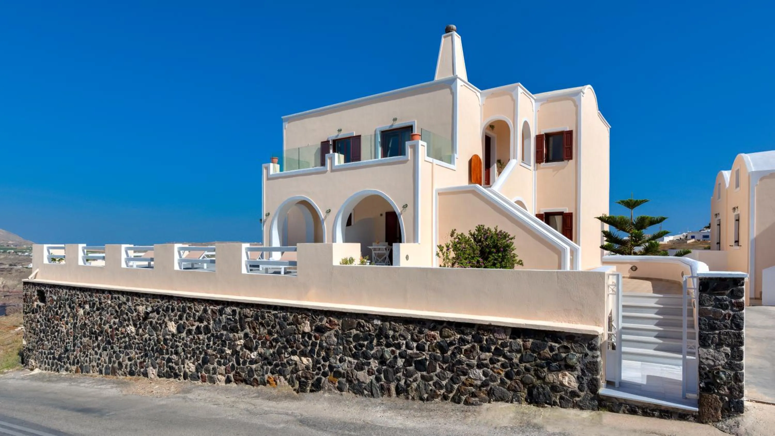 Facade/entrance in Akrotiri Apartments