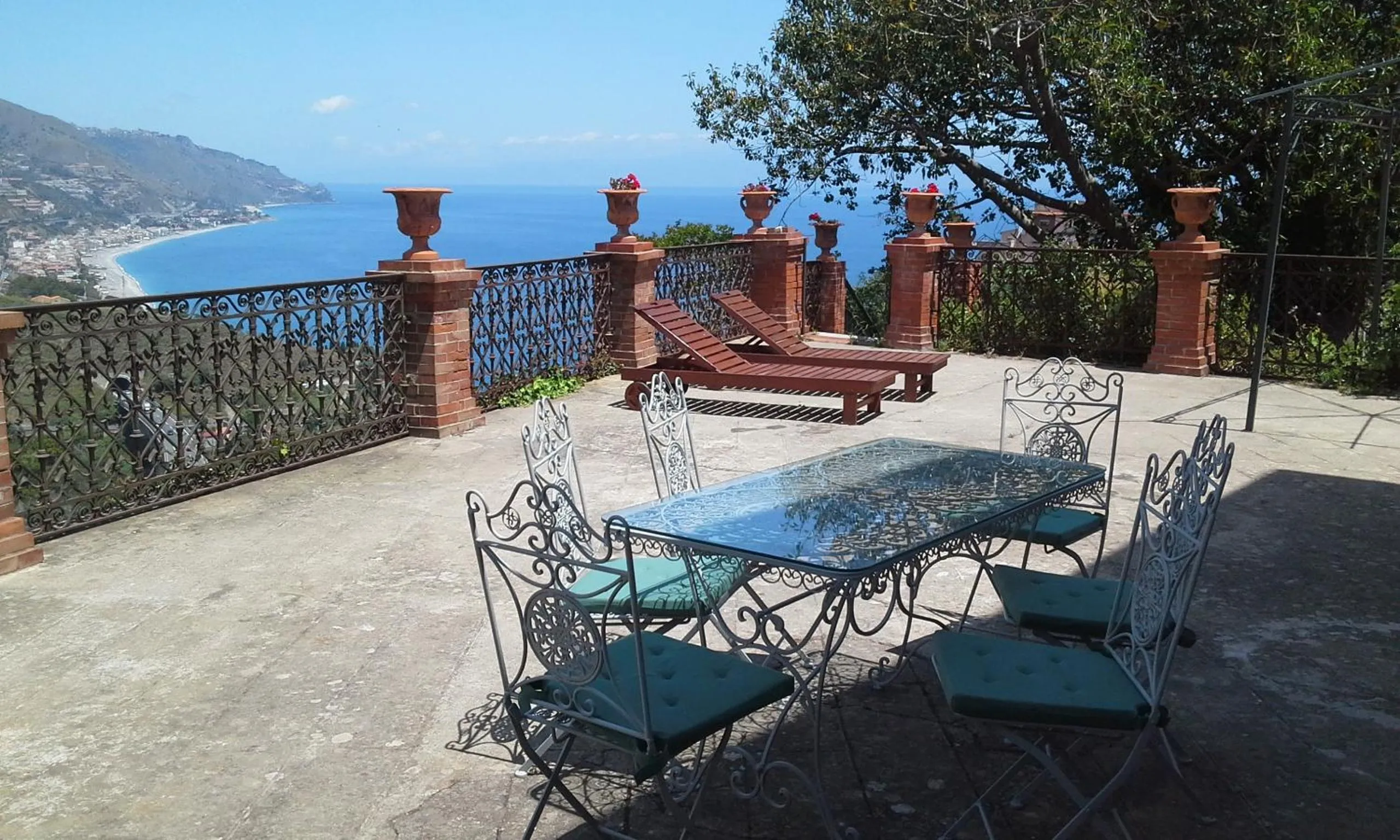 Property building in La cage aux folles B&B