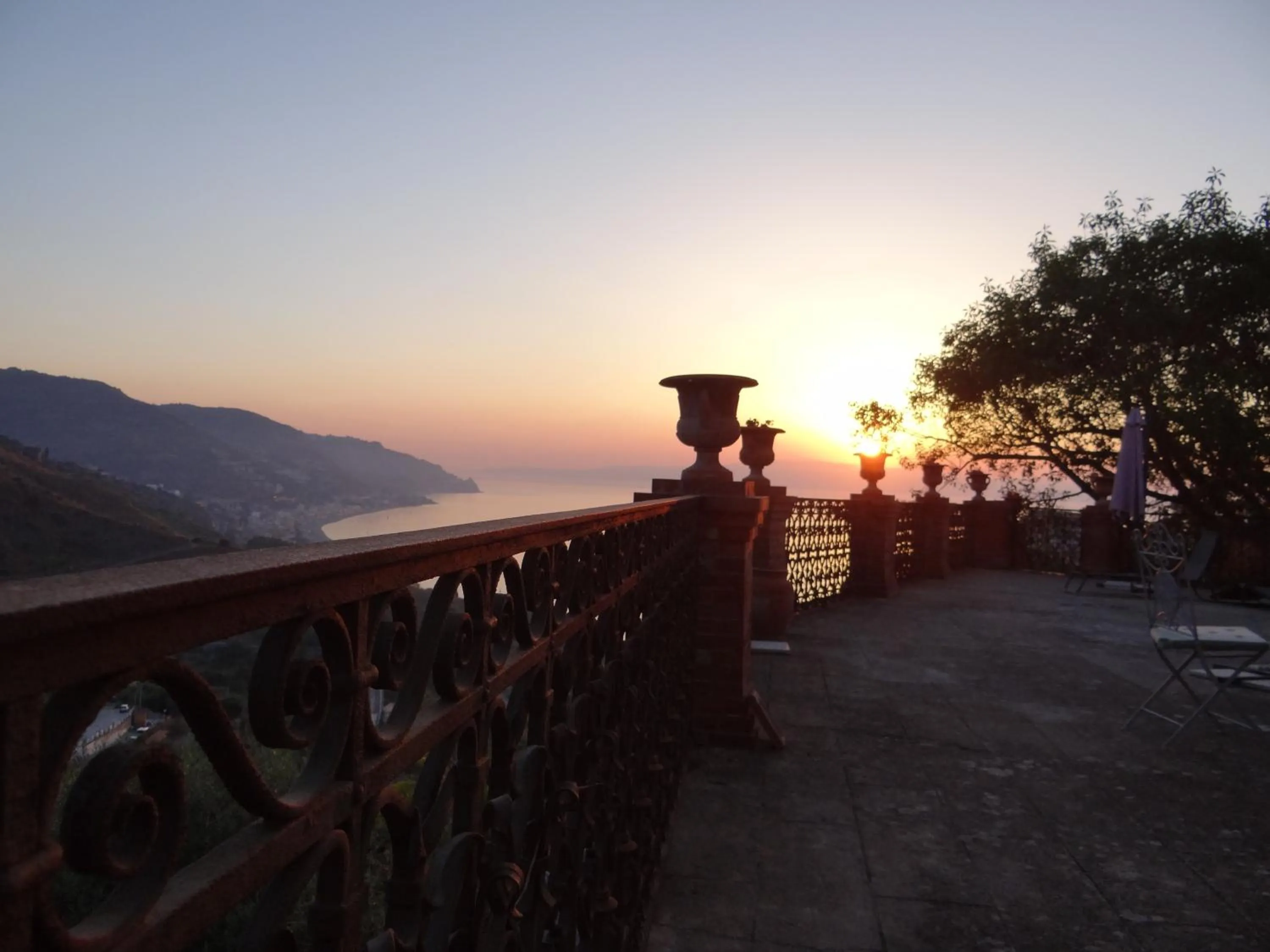 Balcony/Terrace in La cage aux folles B&B