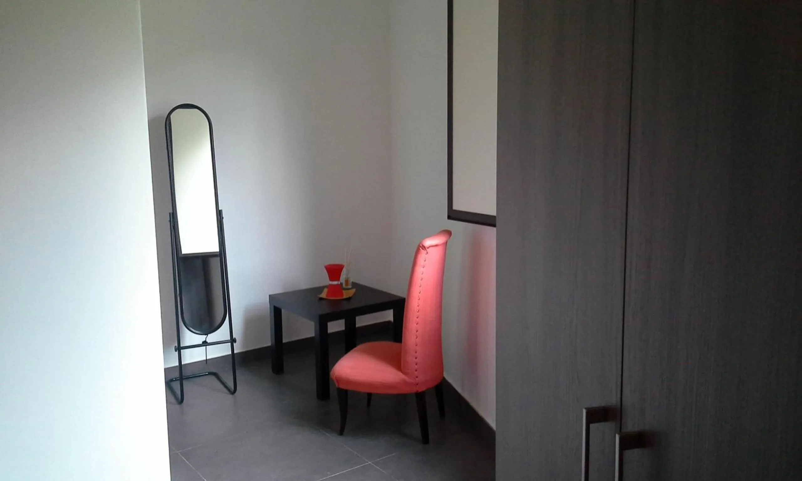 Photo of the whole room in La cage aux folles B&B