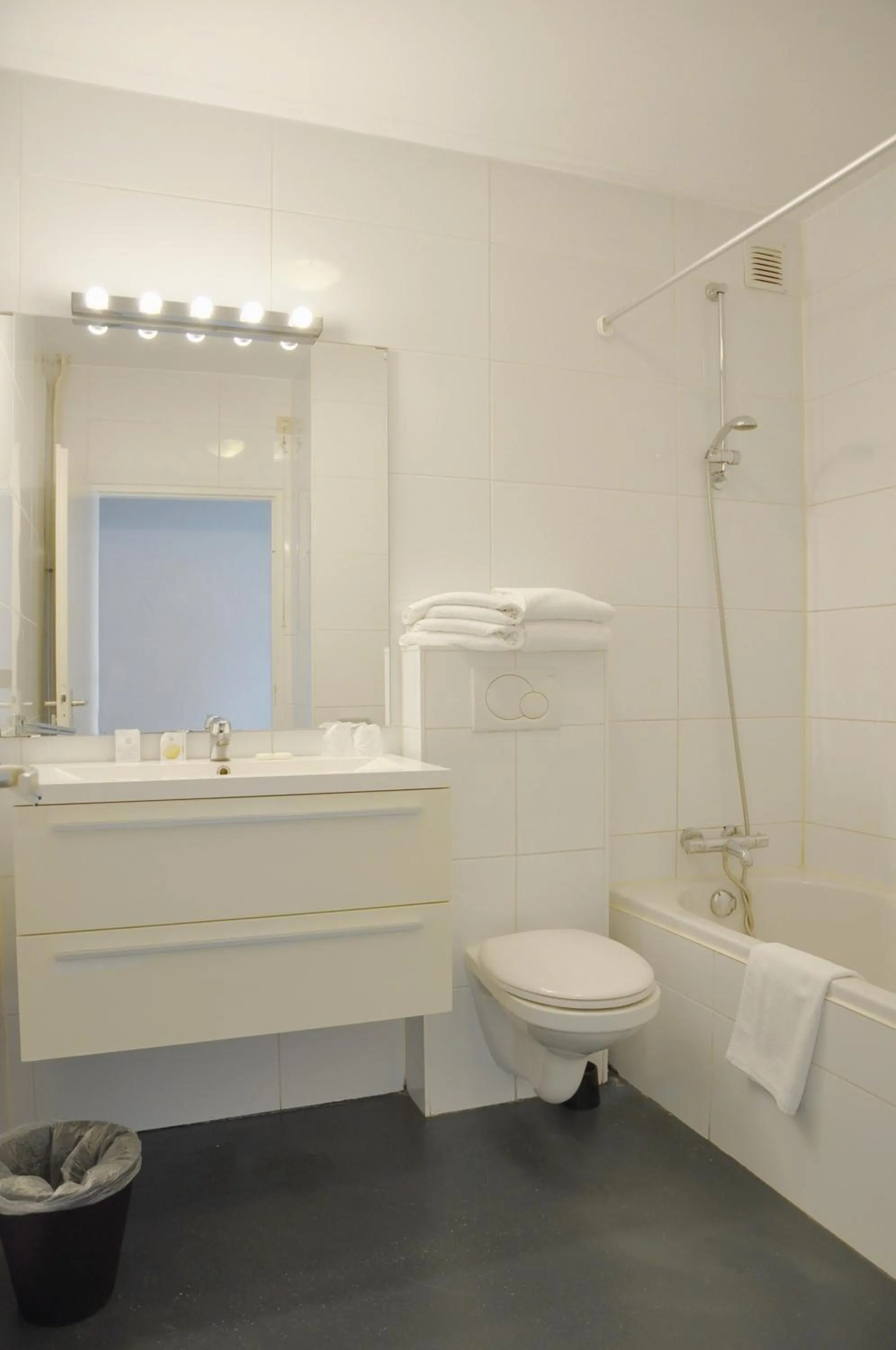 Shower in Hotel Mayflower