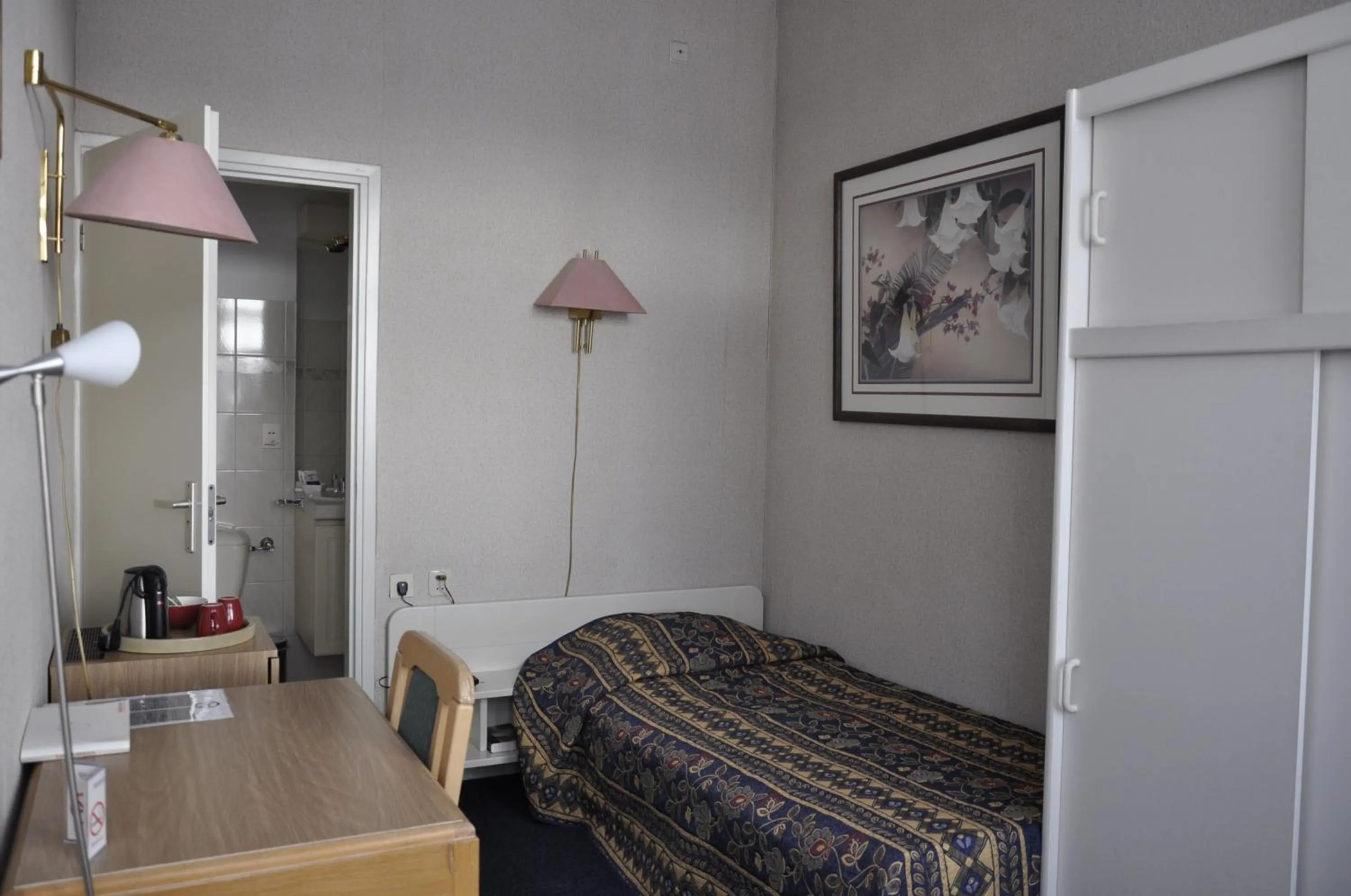 Photo of the whole room, Bed in Hotel Mayflower