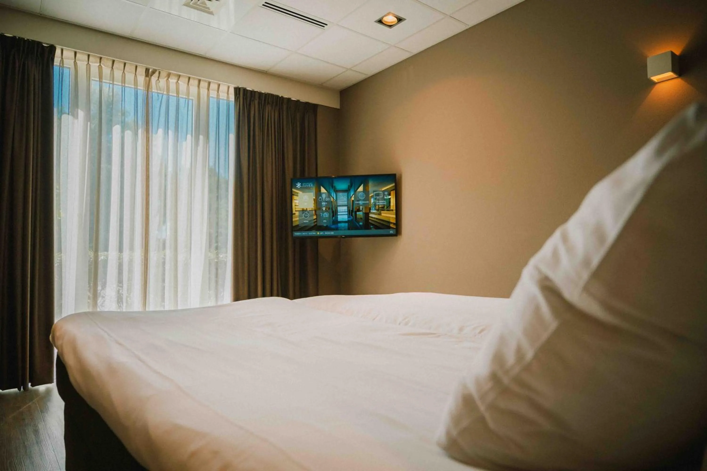 TV and multimedia, Bed in Hotel & Wellness Zuiver
