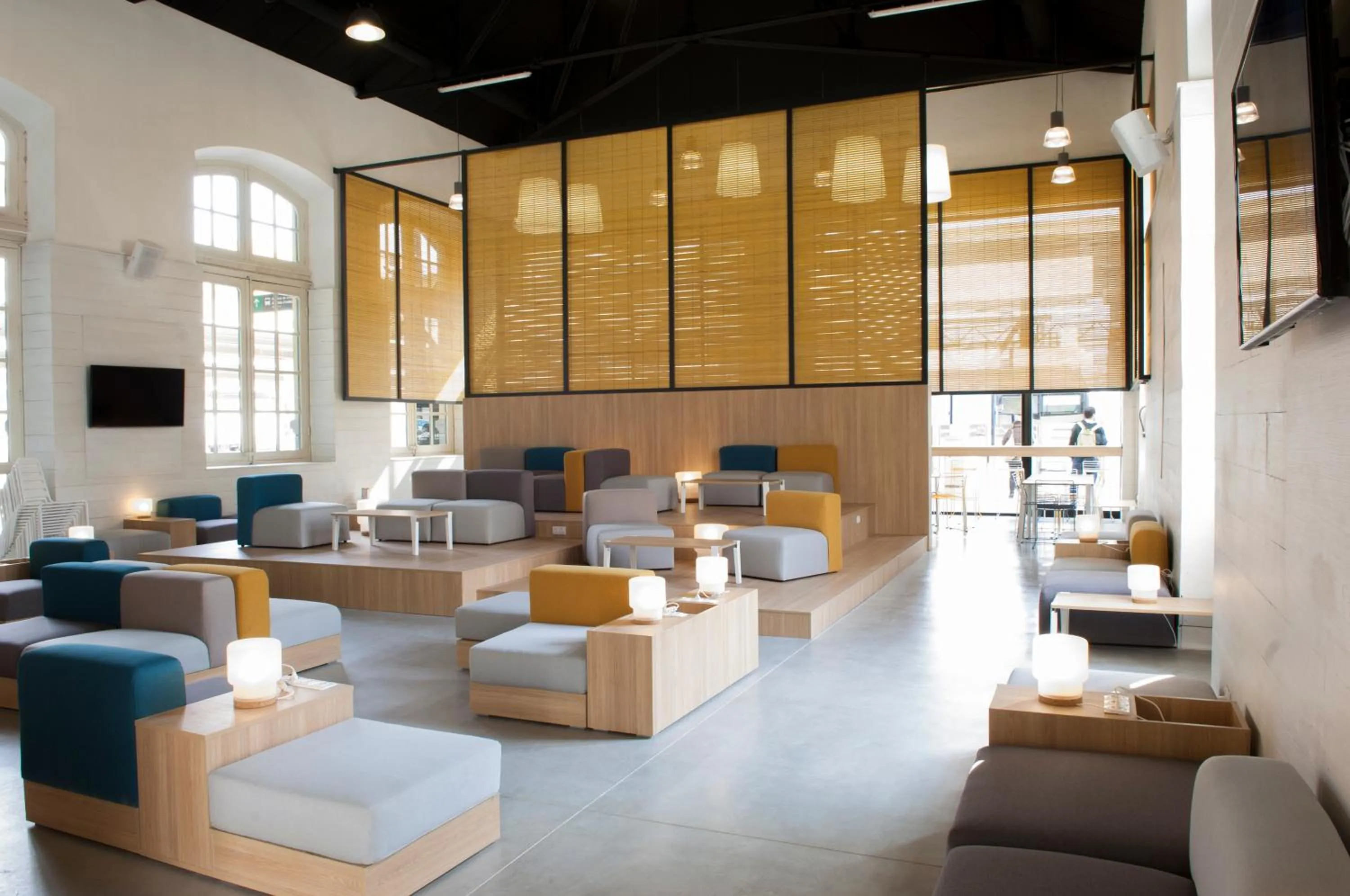 Communal lounge/ TV room in UP Hostel Valencia