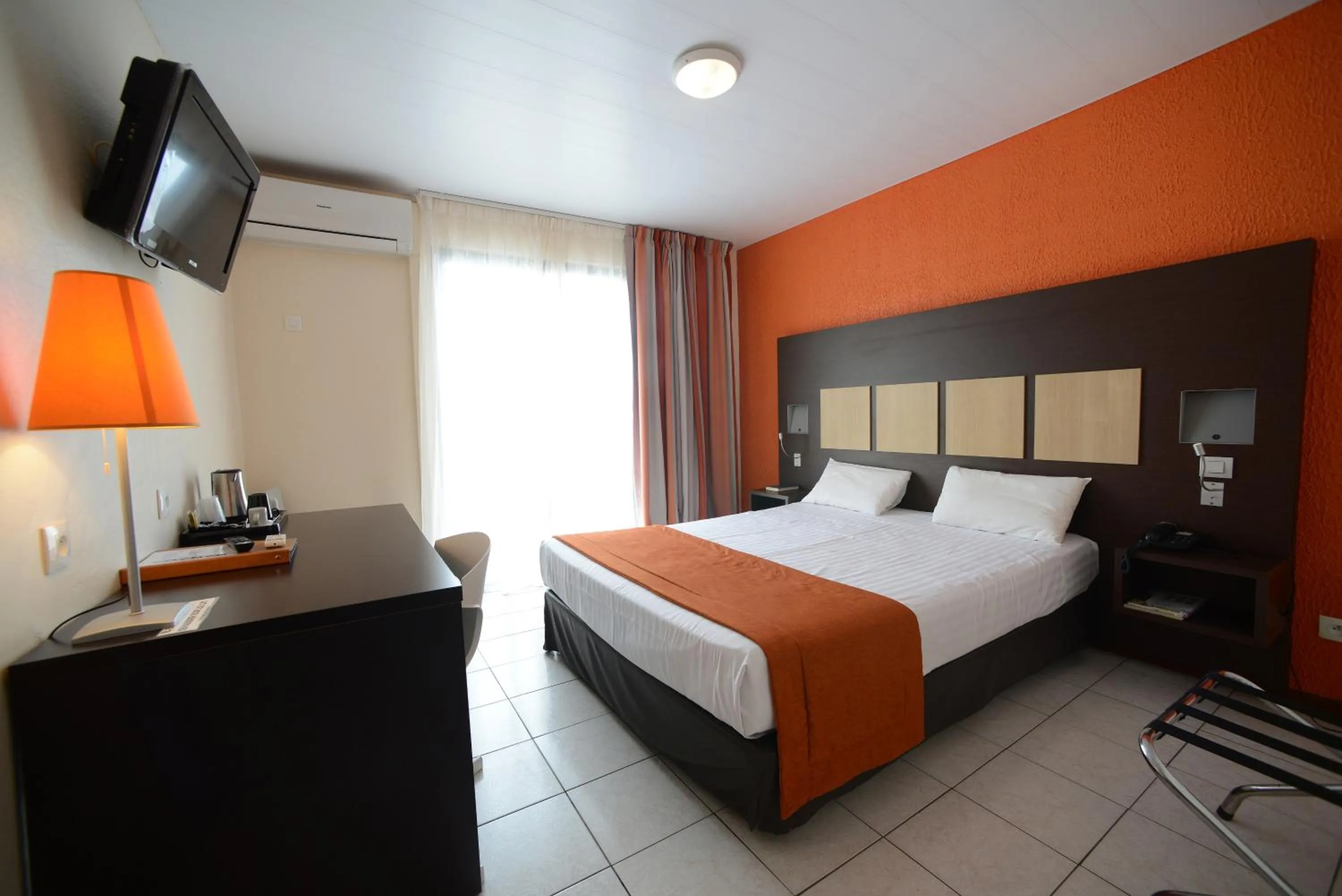 Coffee/tea facilities, Bed in Central Hotel Cayenne