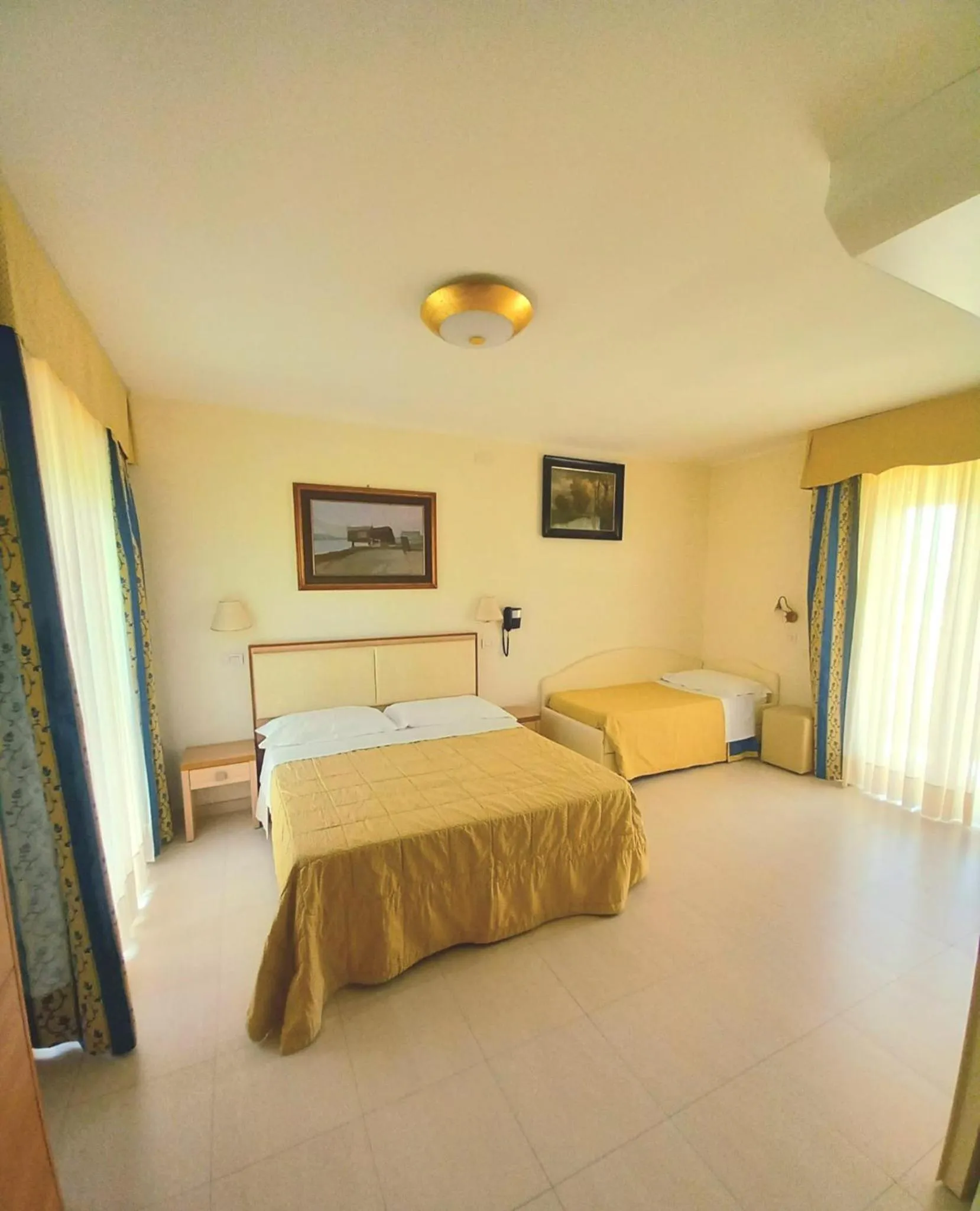 Bathroom, Bed in Hotel Ariella