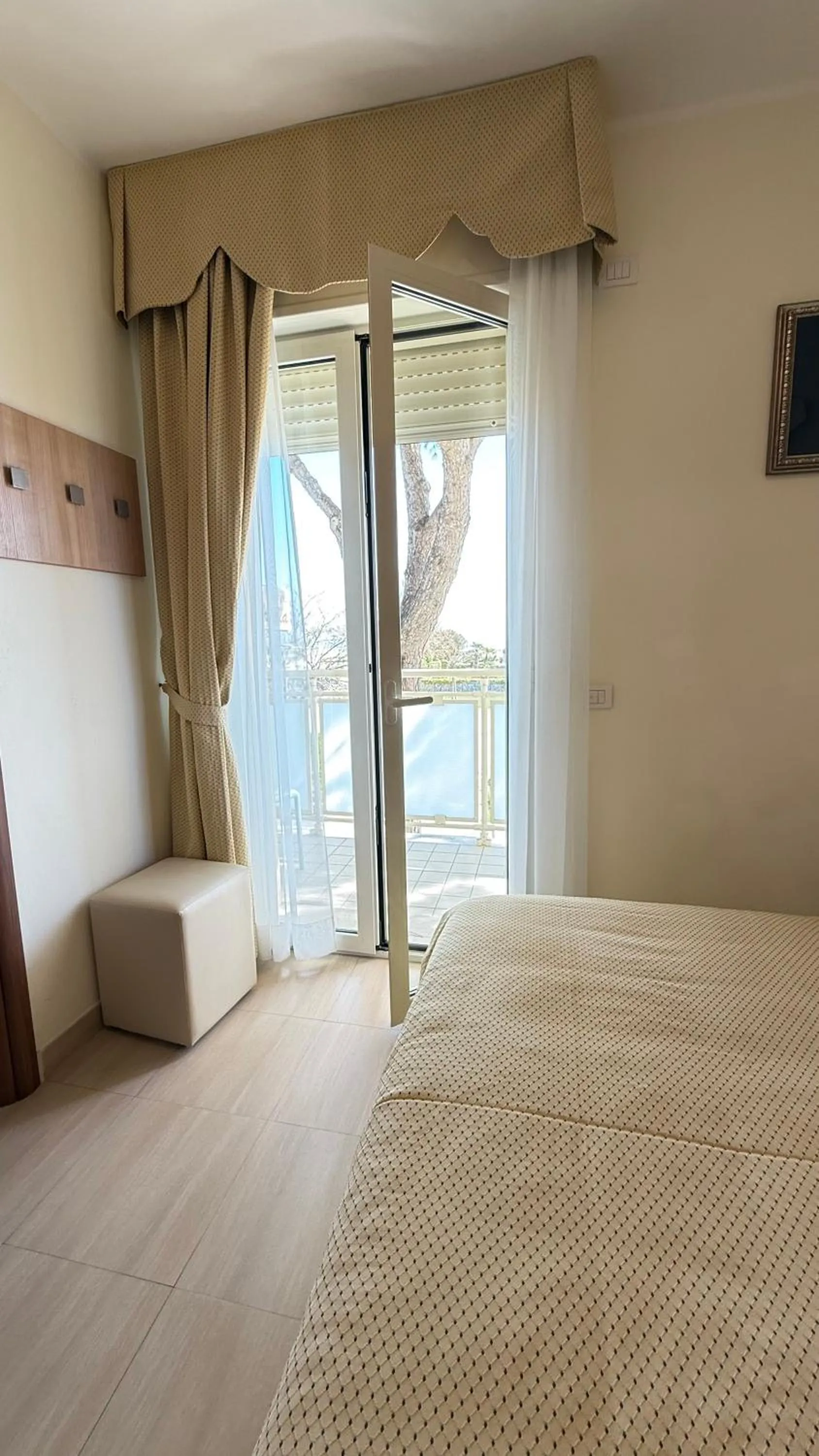 View (from property/room), Bed in Hotel Ariella