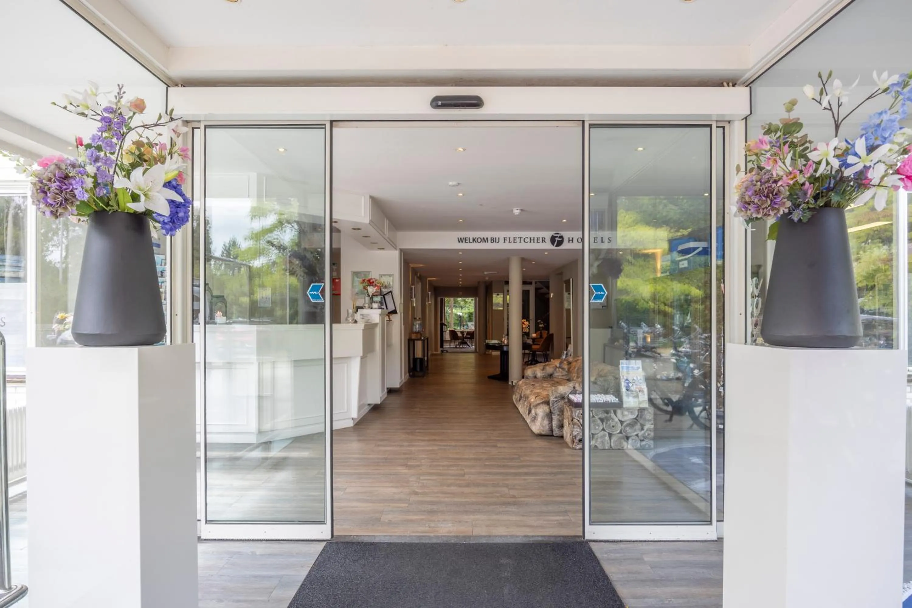 Facade/entrance in Fletcher Hotel Restaurant De Witte Raaf