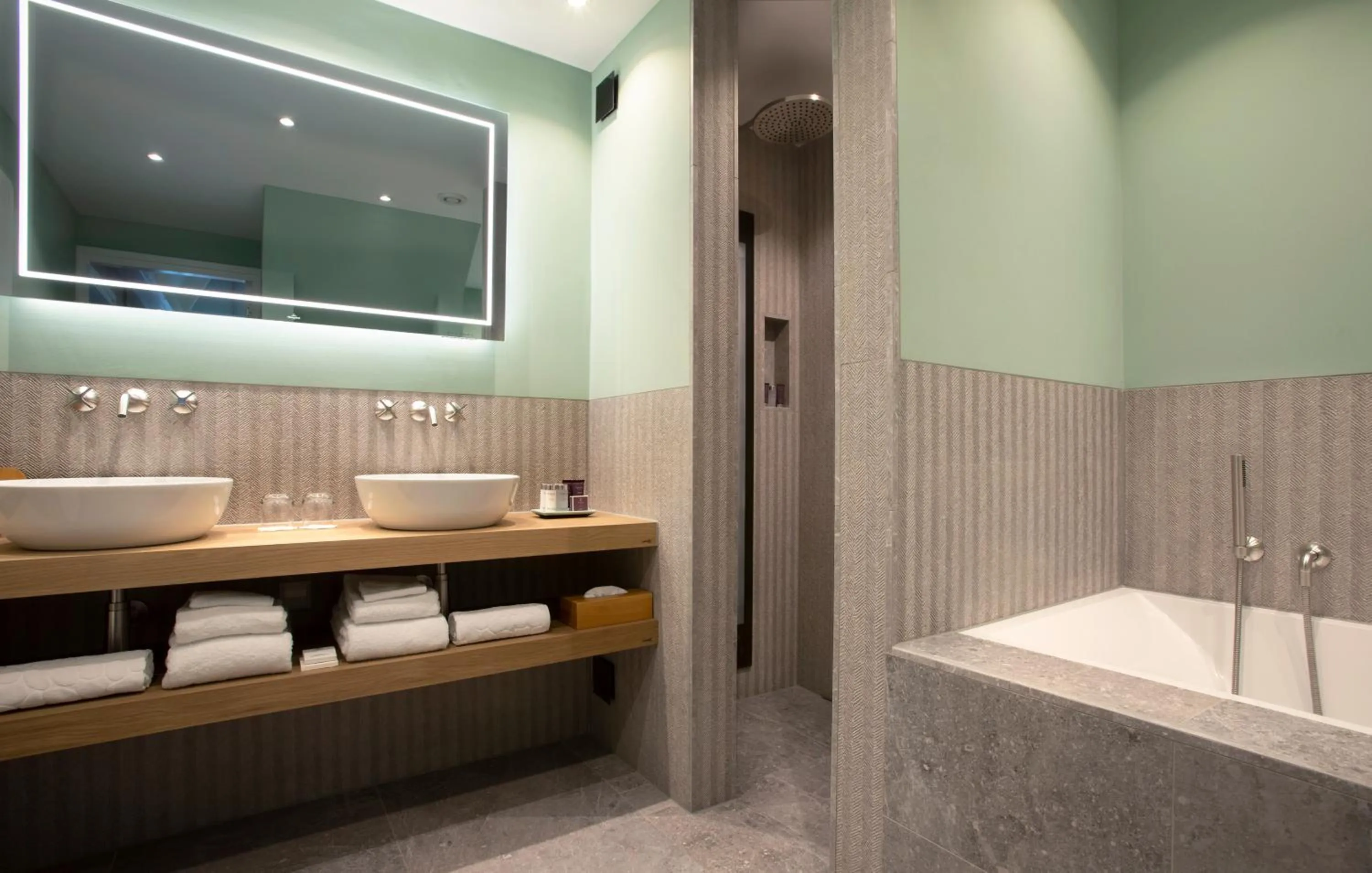 Shower in Relais & Chateaux Hotel Landgoed Het Roode Koper