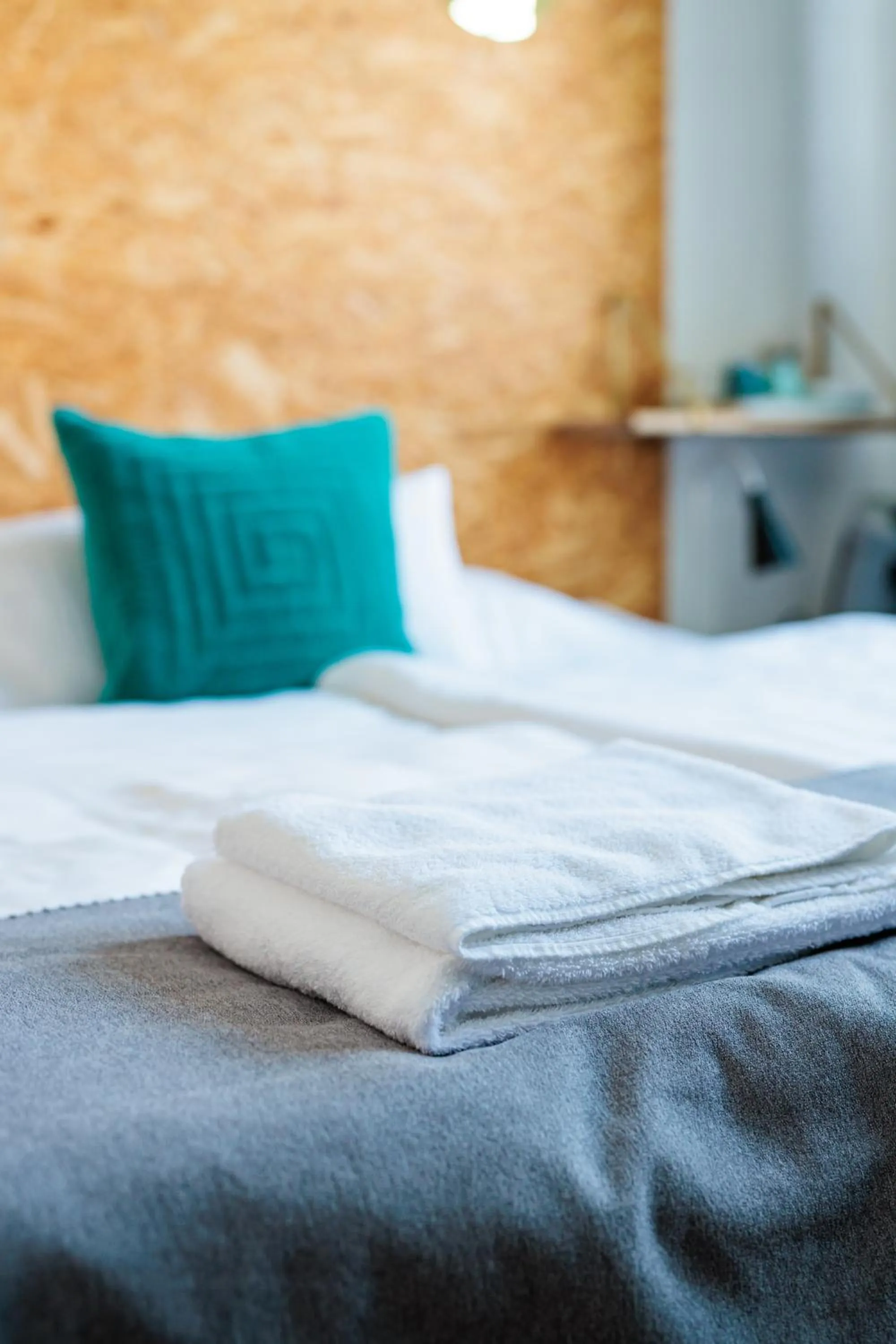 towels, Bed in Hotel Auberge Nassau