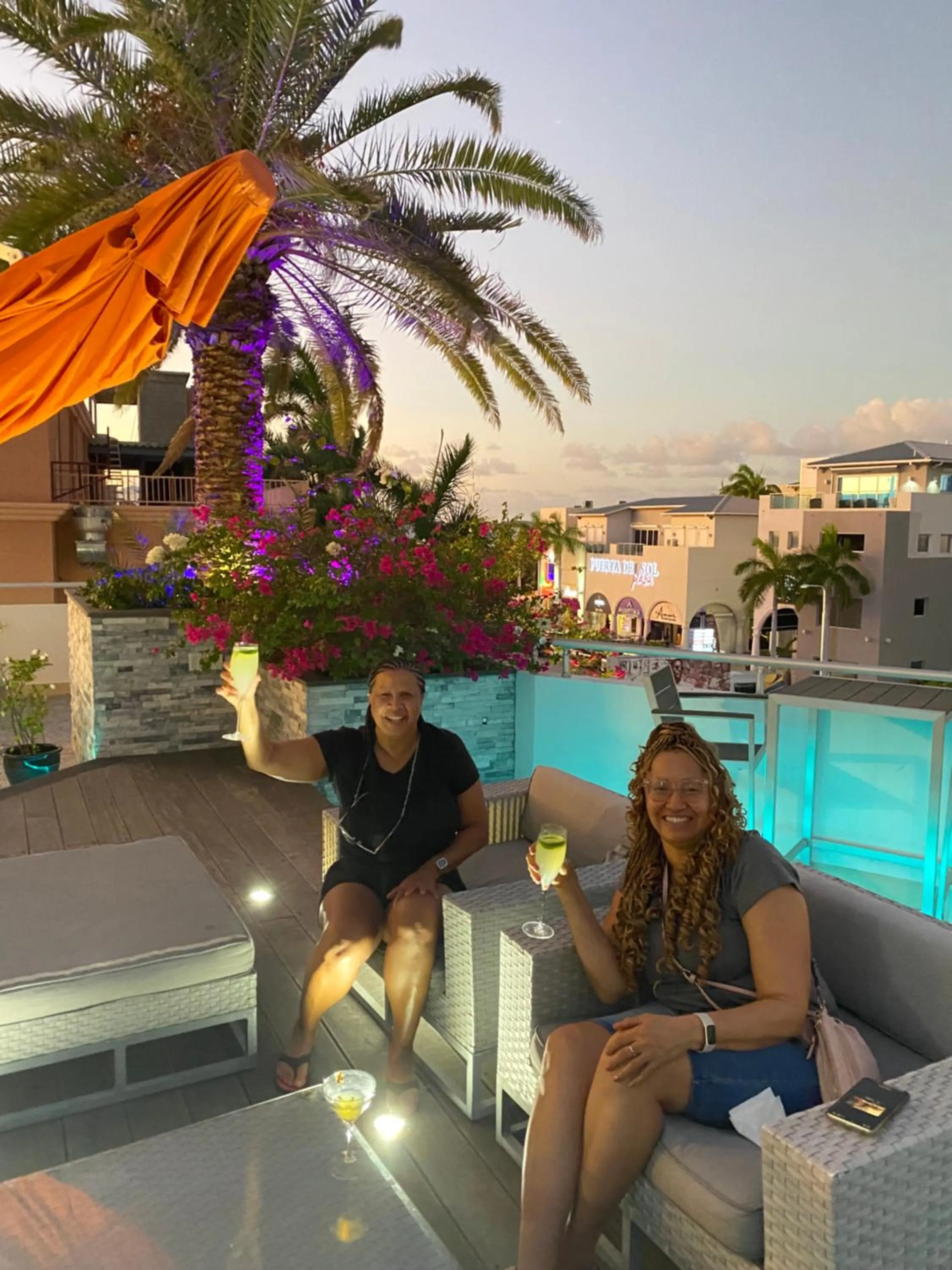 Lounge or bar in Commodore Suites