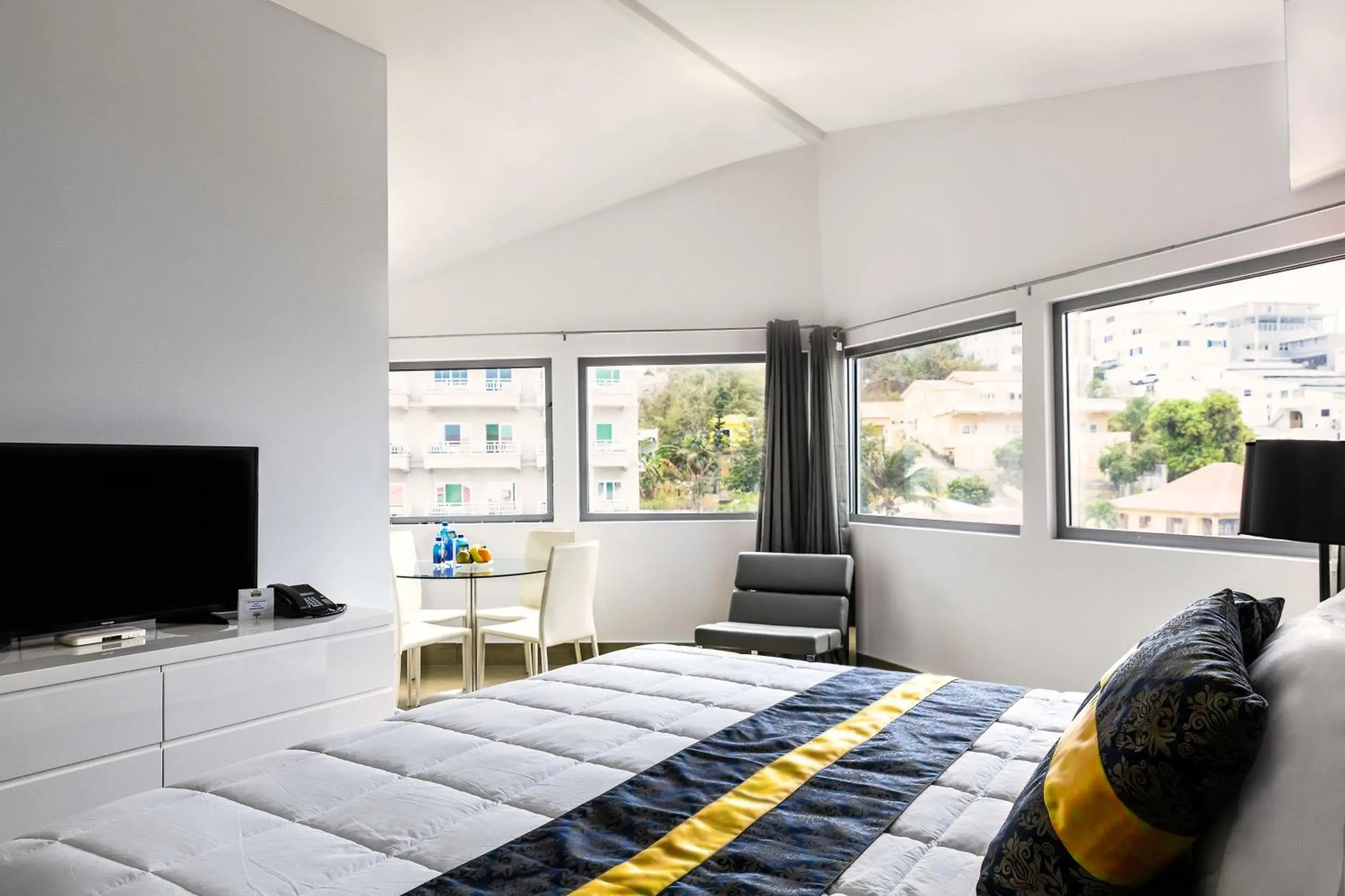 One-Bedroom Suite in Commodore Suites One-Bedroom Suite in Commodore Suites