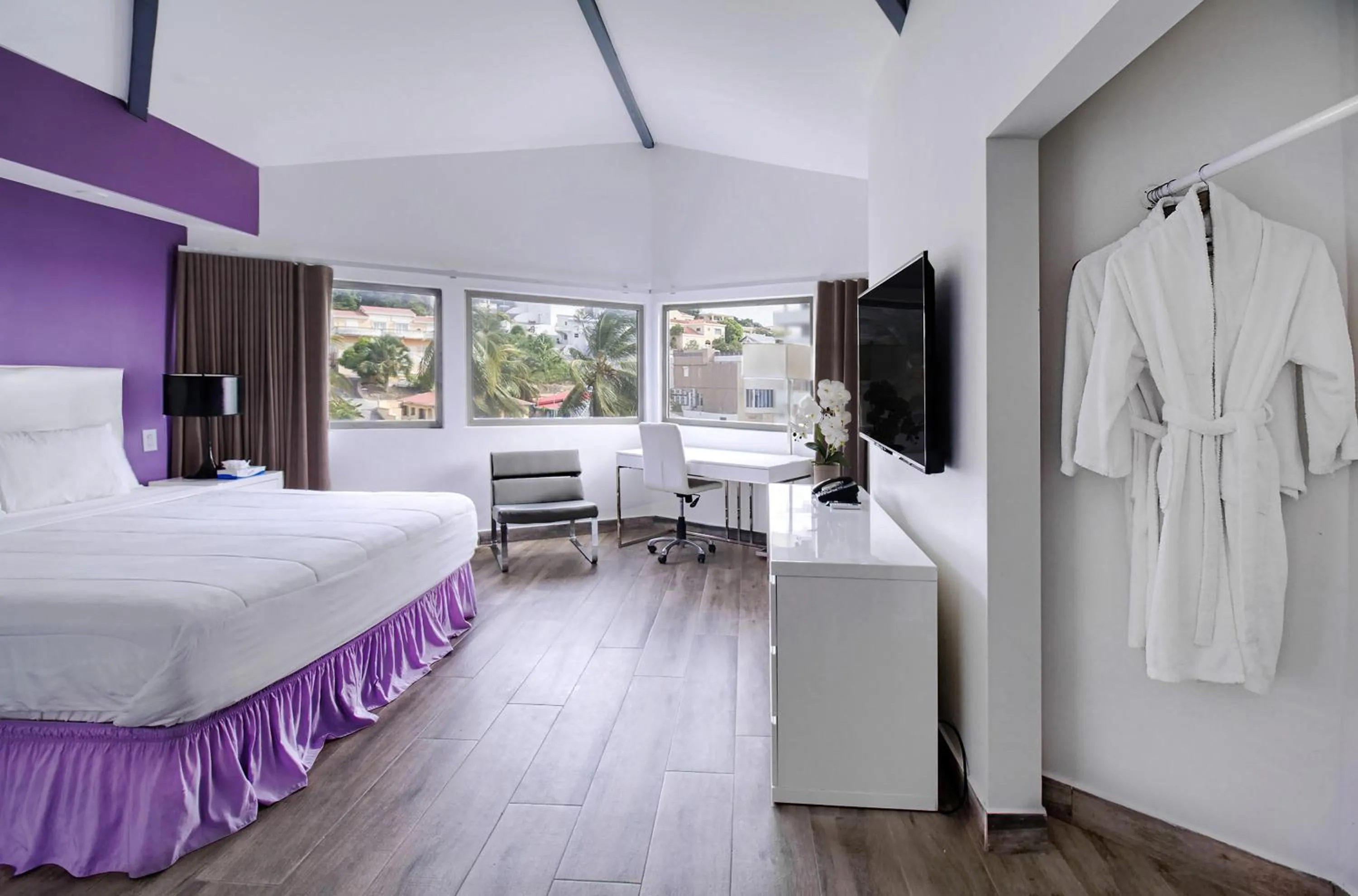 Communal lounge/ TV room, Bed in Commodore Suites