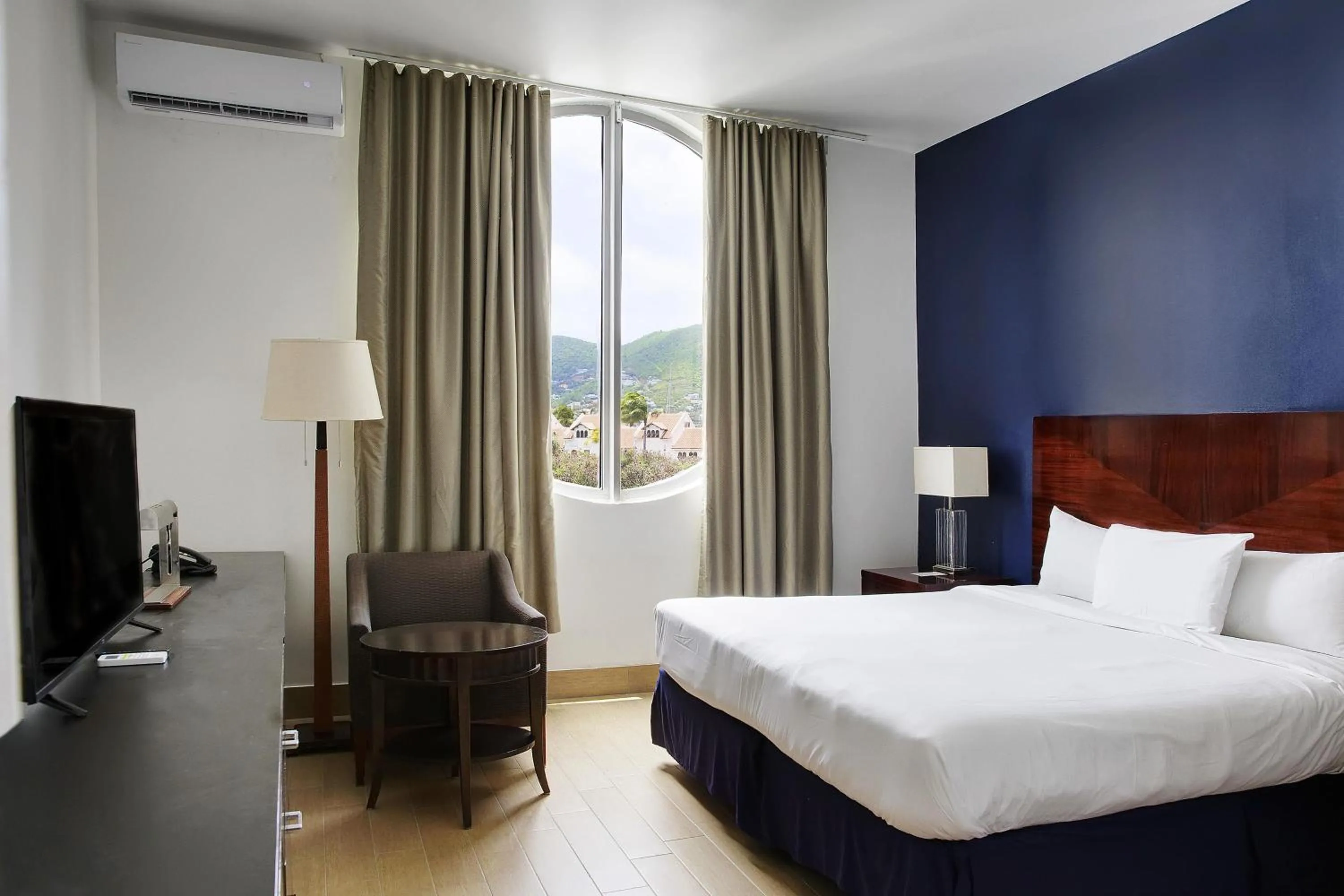 Bedroom, Bed in Commodore Suites, SureStay Collection by Best Western