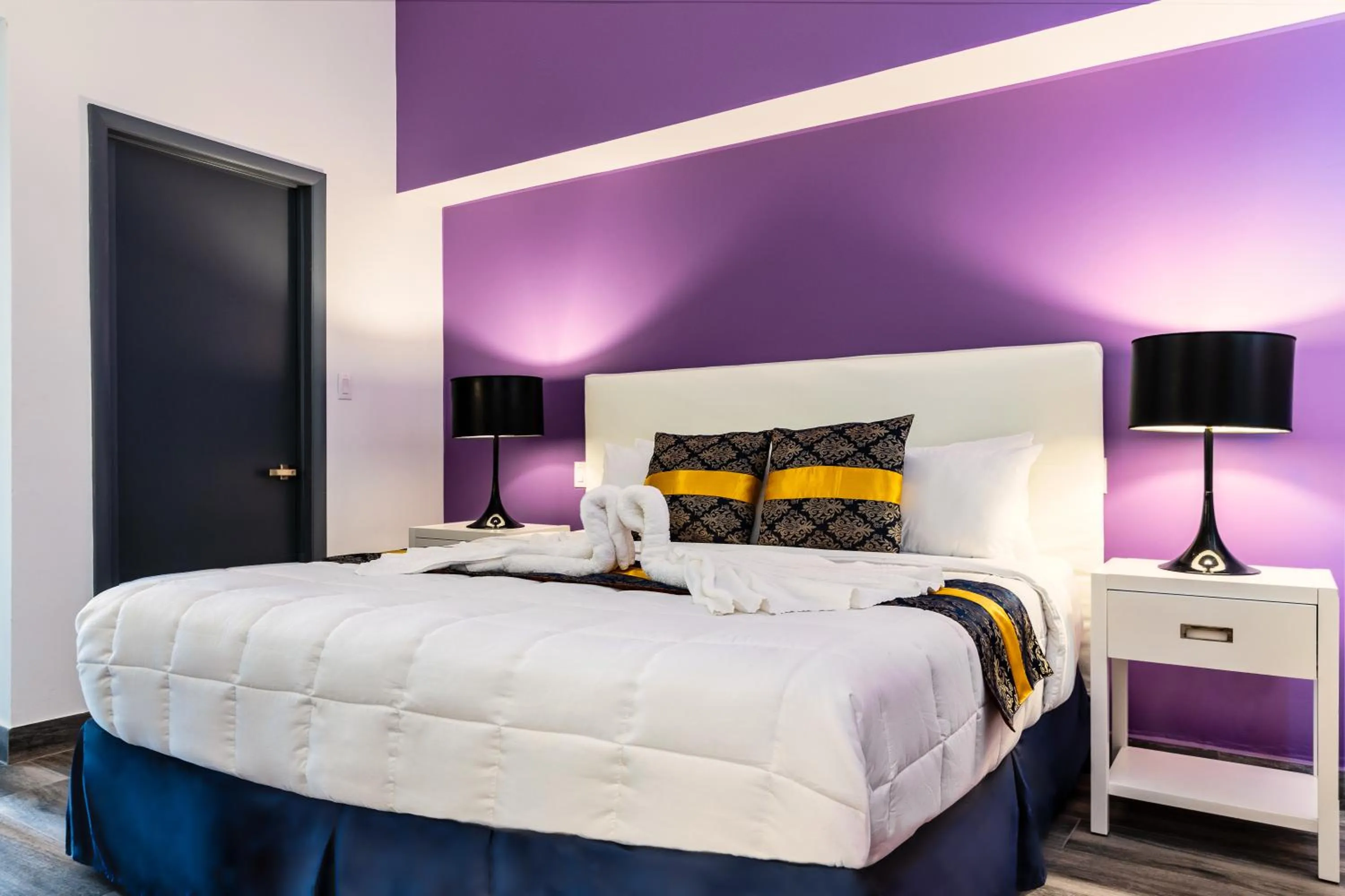 Bedroom, Bed in Commodore Suites