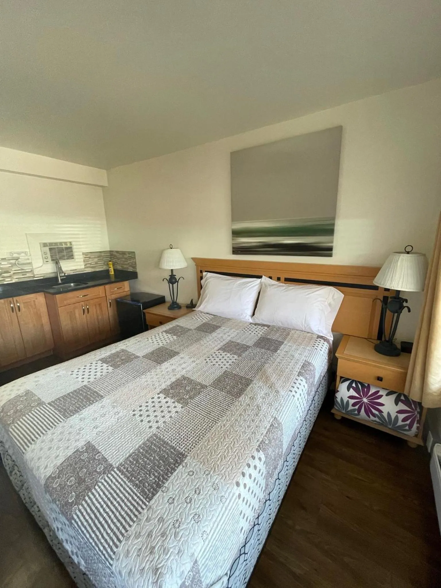 Kitchen or kitchenette, Bed in Sunset Motel