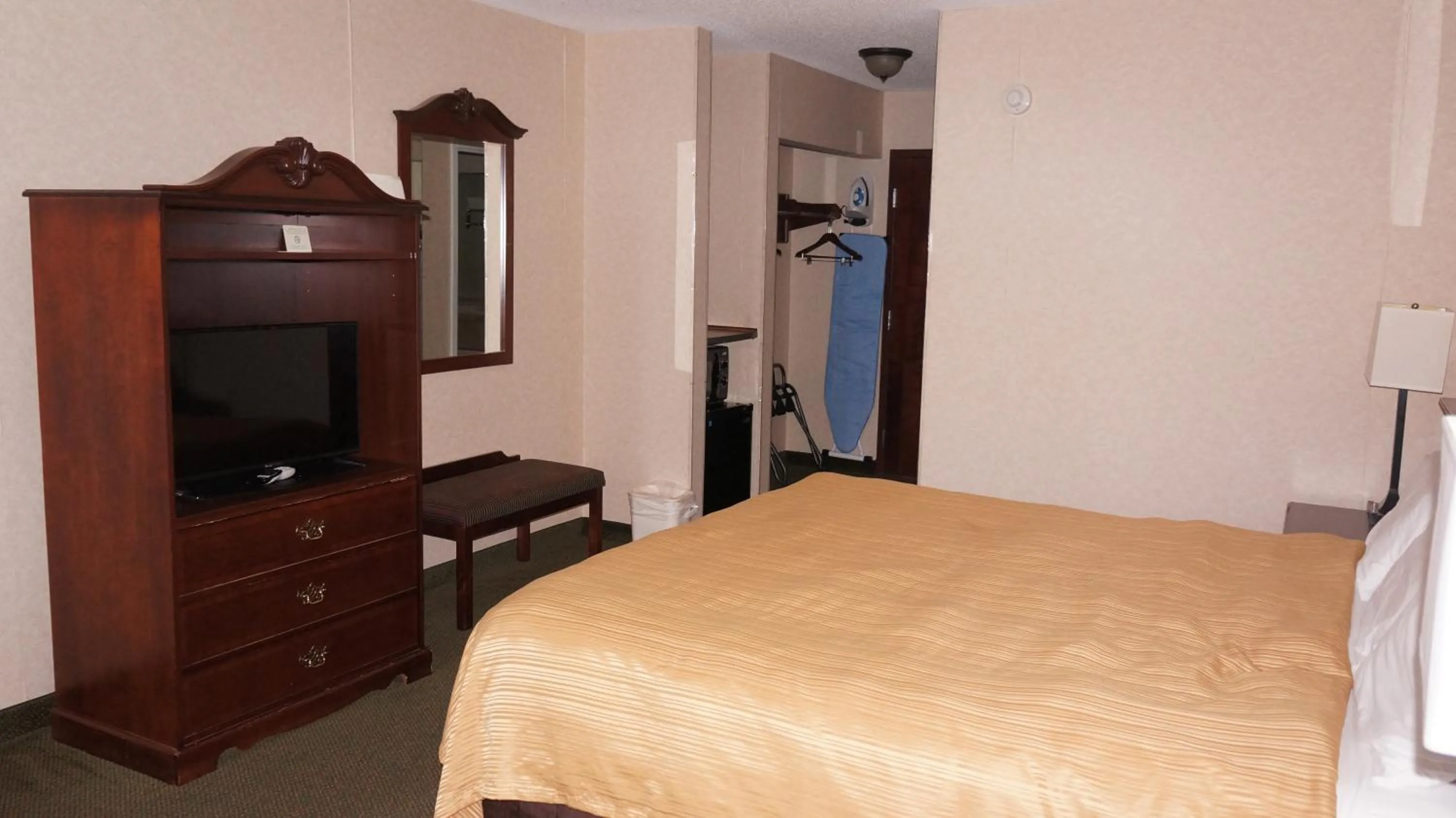 Bed in Scotland Neck Inn