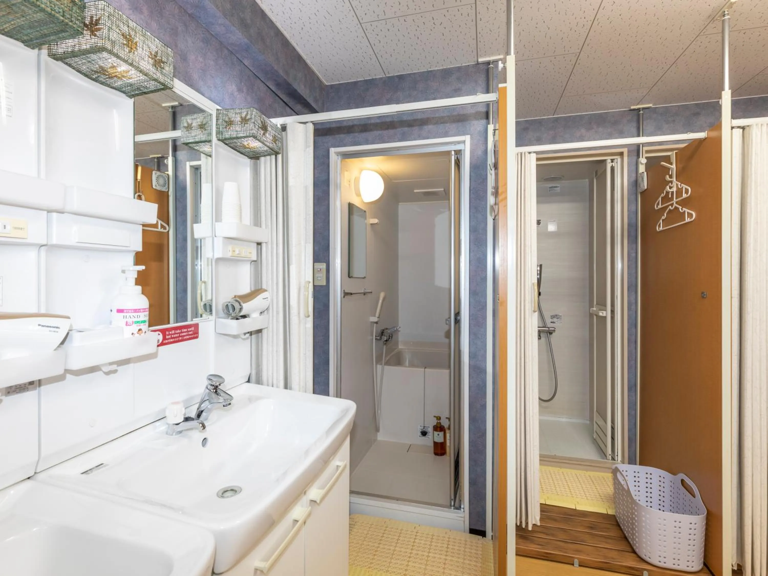 Shower in Omotenashi Hostel Miyajima