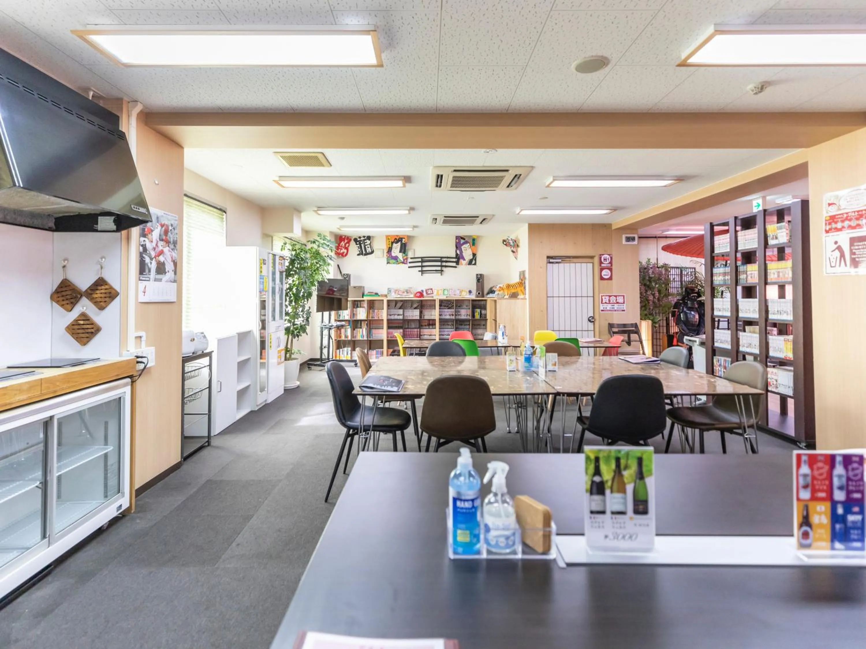 Communal lounge/ TV room in Omotenashi Hostel Miyajima