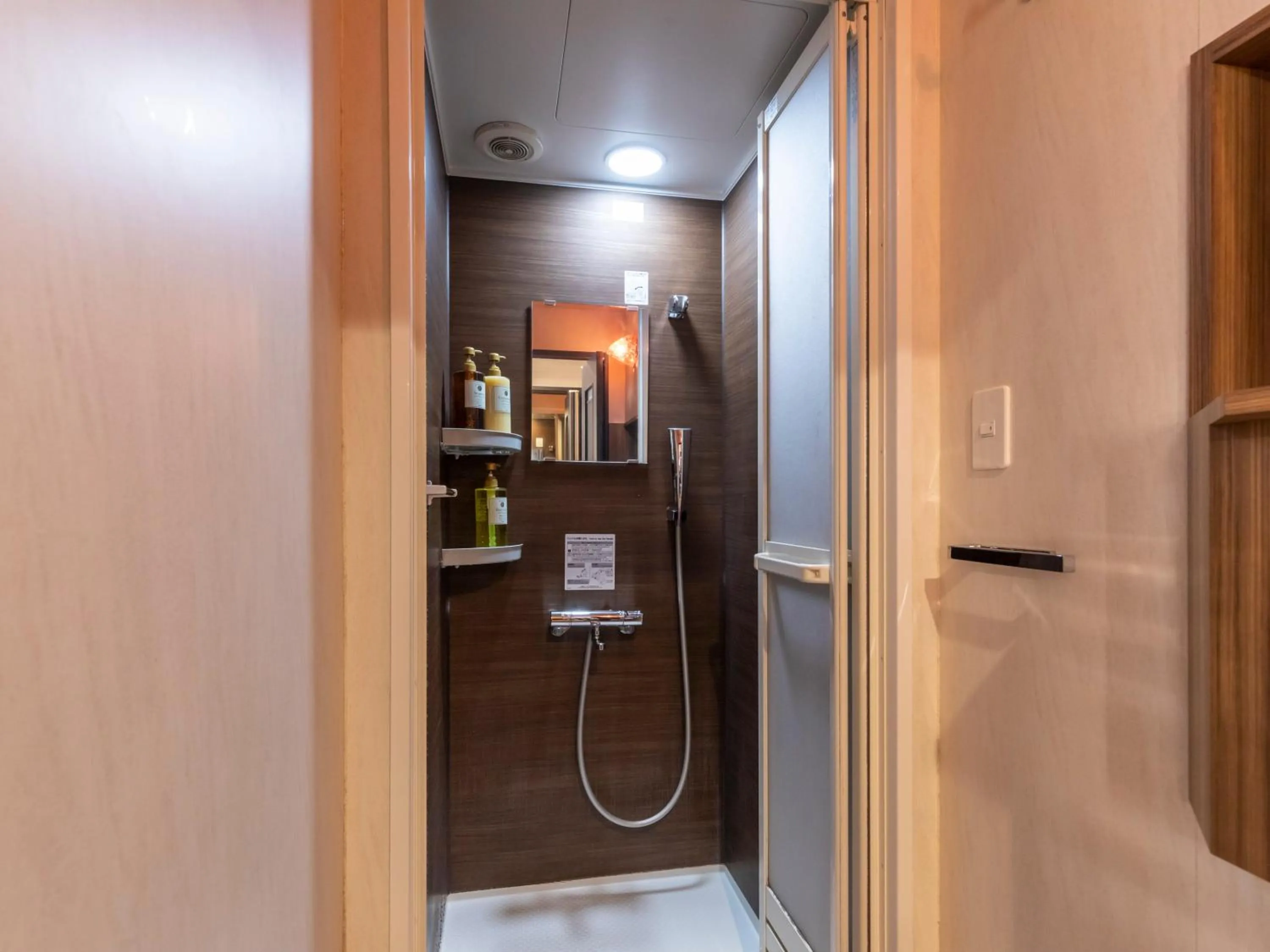 Shower in Omotenashi Hostel Miyajima