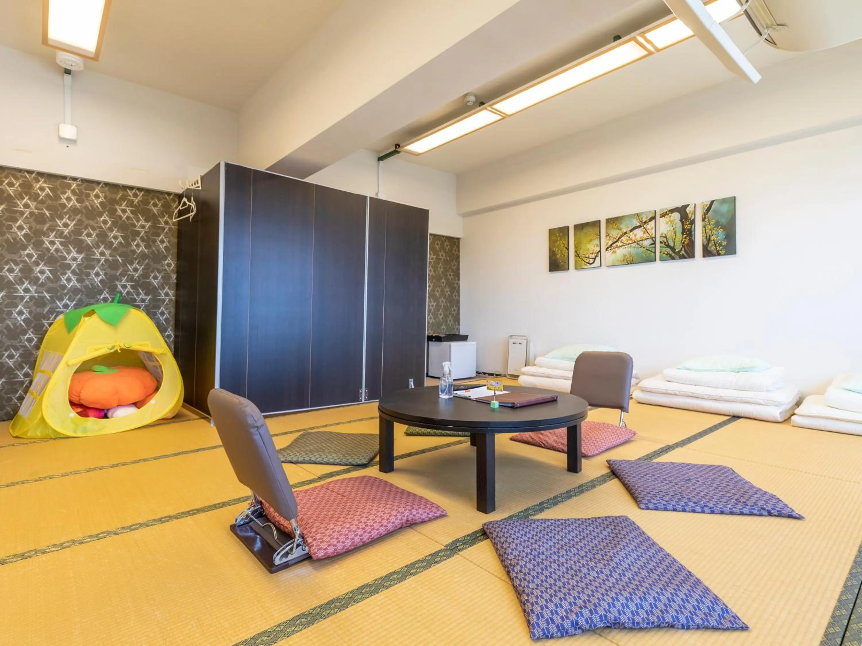 Decorative detail, Bed in Omotenashi Hostel Miyajima