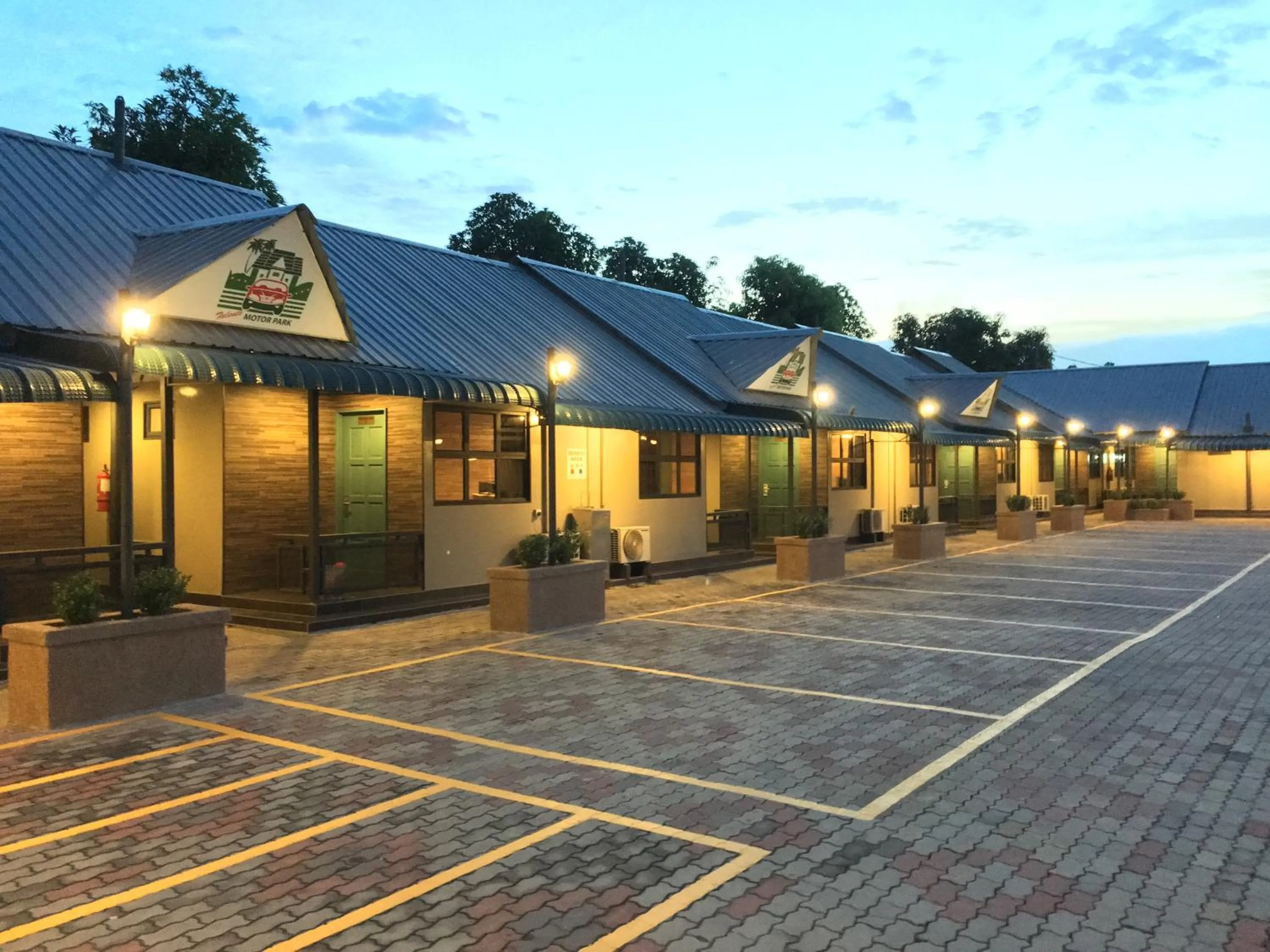 Patio in Talents Motor Park Hotel