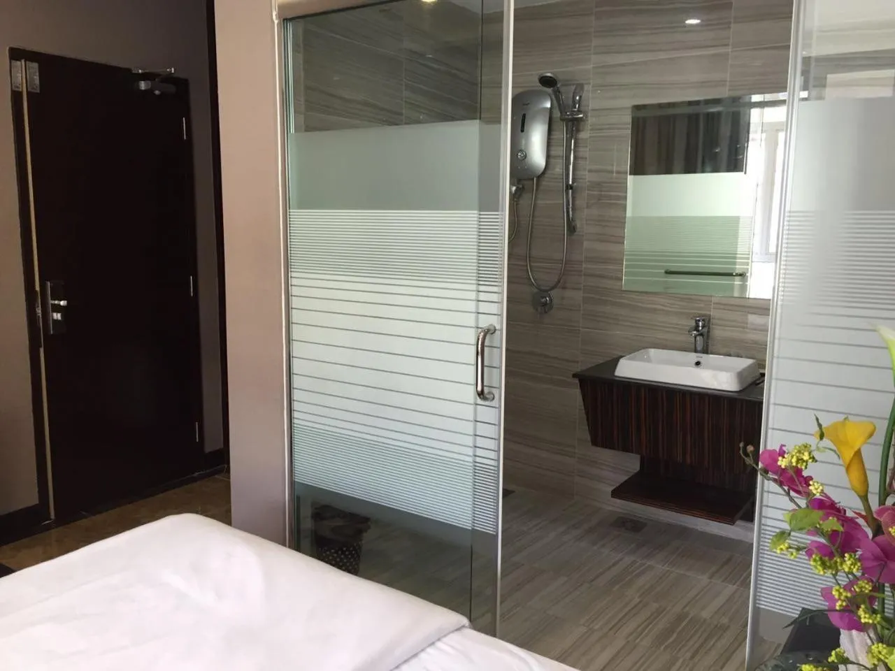 Shower in Fan Holiday Hotel
