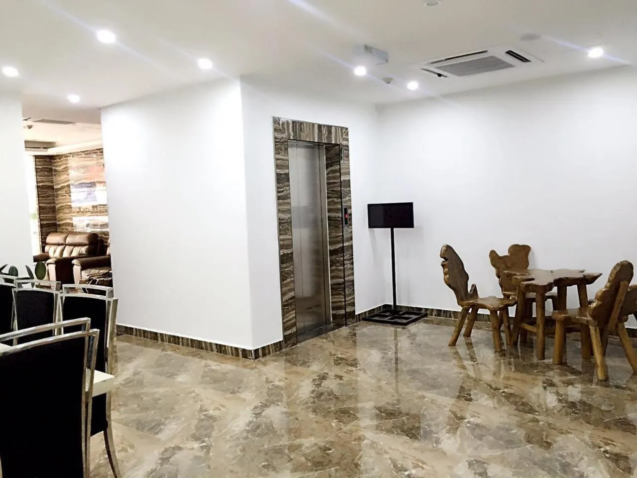 Decorative detail in Fan Holiday Hotel