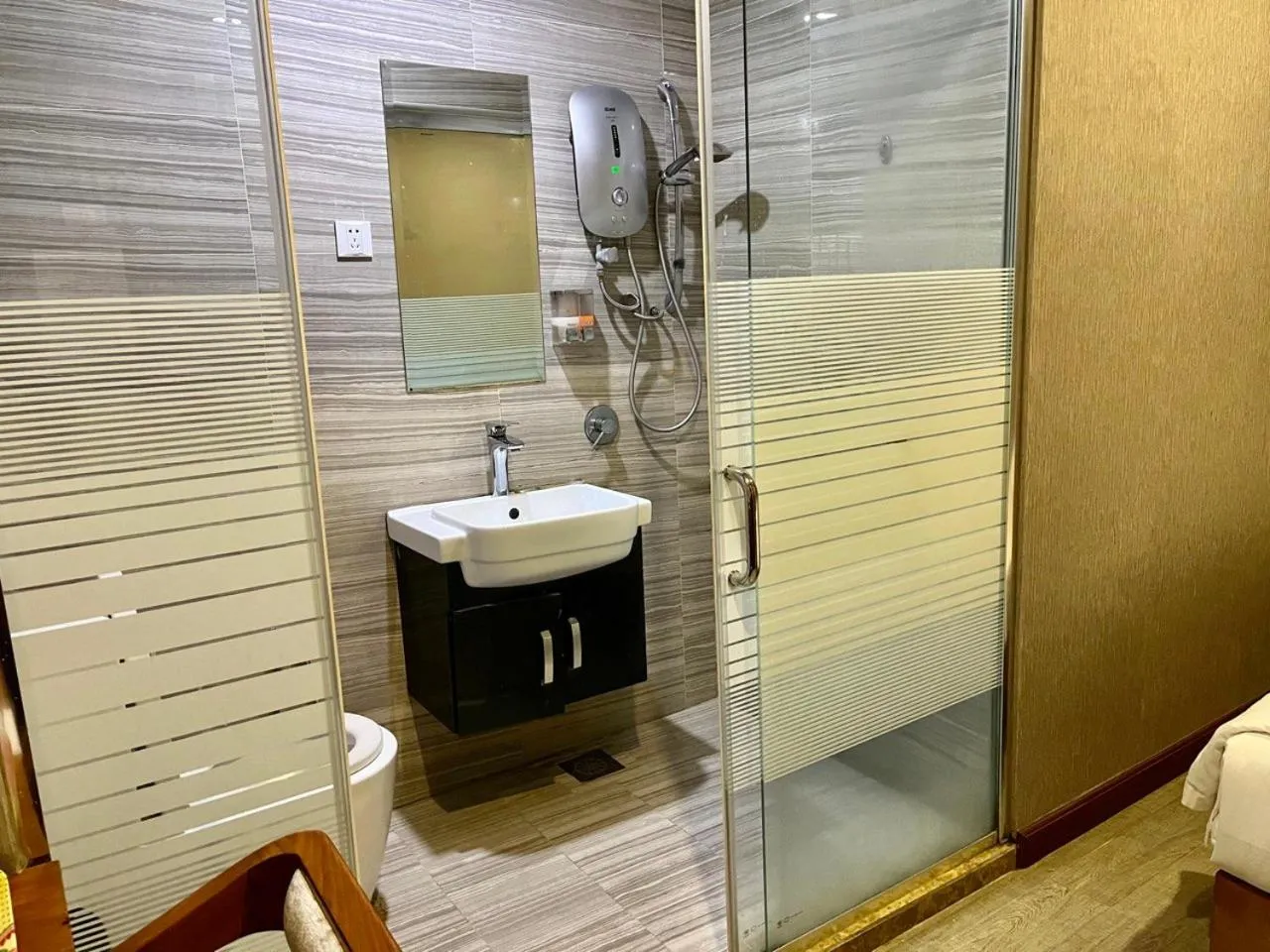 Toilet in Fan Holiday Hotel