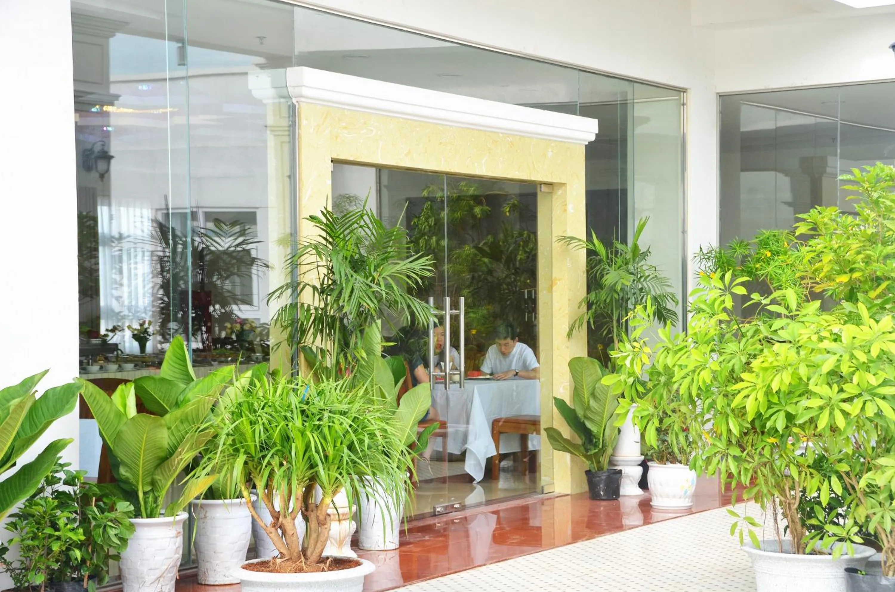 Restaurant/places to eat in Centre Hotel