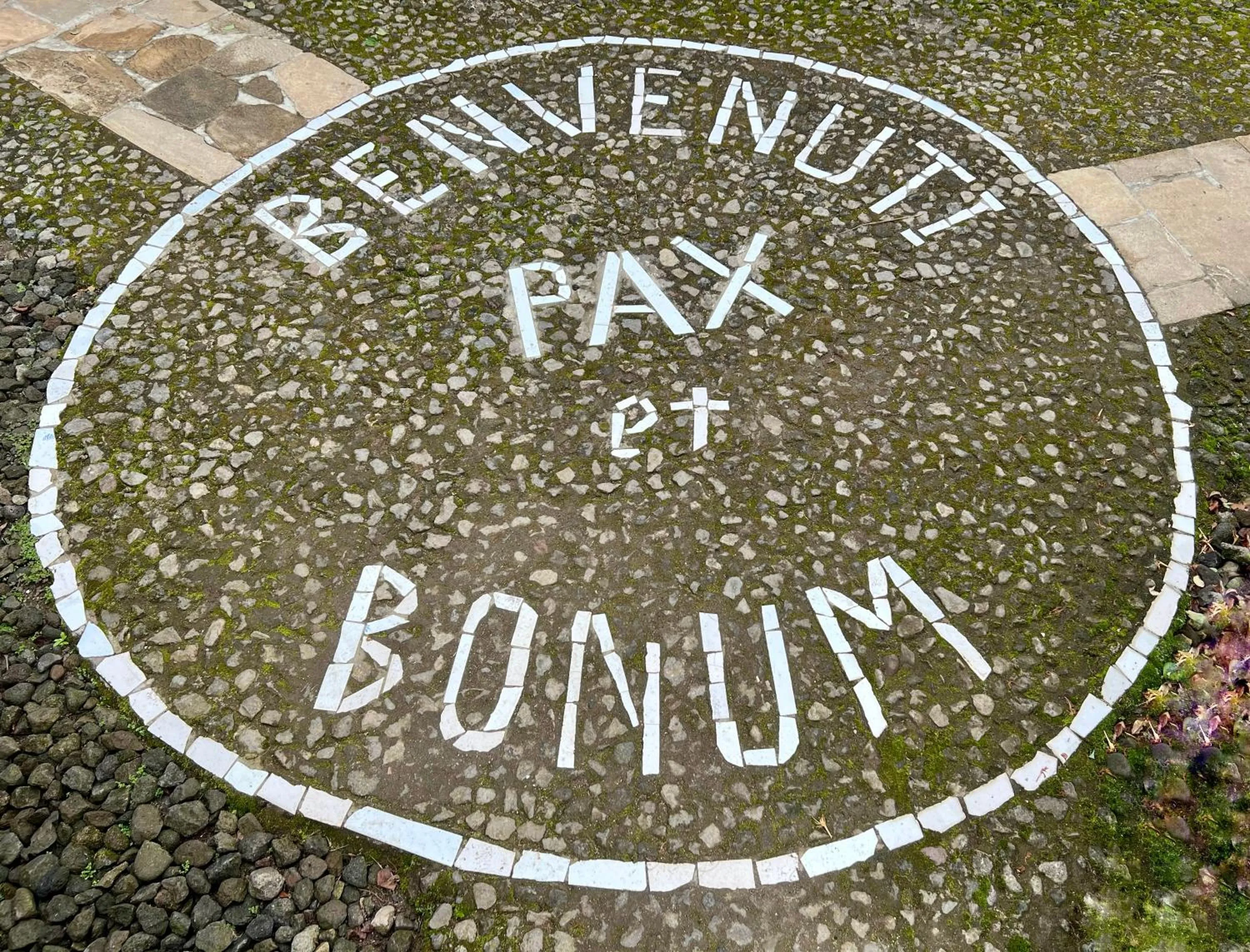 Text overlay in La Locanda