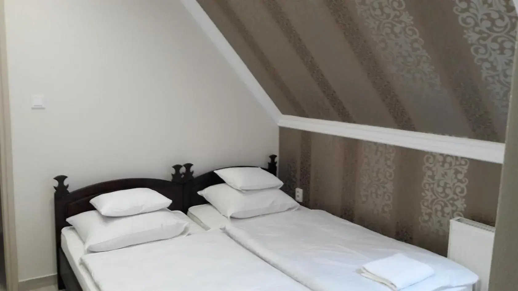 Single Room with Bath - single occupancy in Kemence Csárda és Szálloda Single Room with Bath - single occupancy in Kemence Csárda és Szálloda