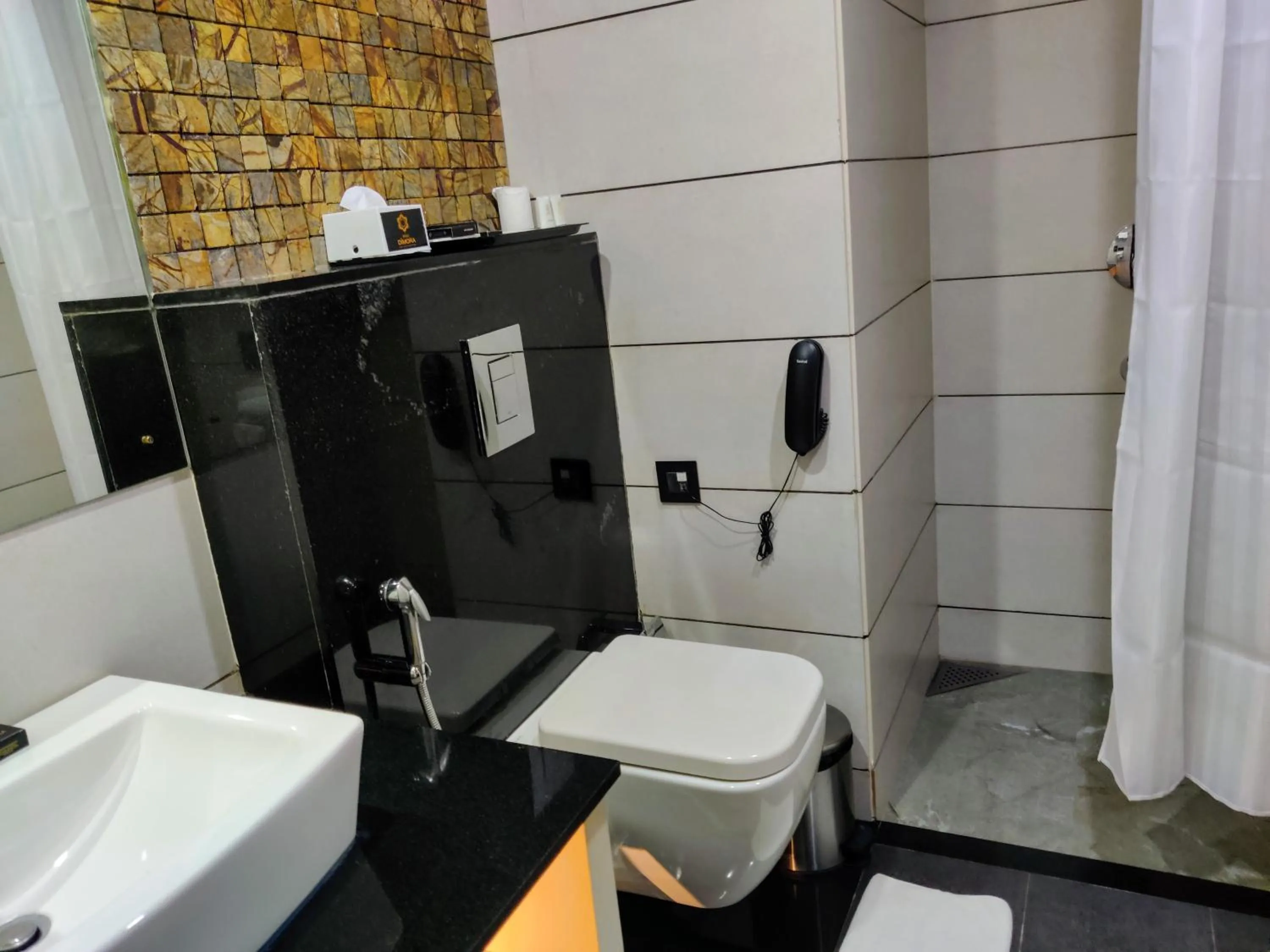 Toilet in Dimora Hotel Thiruvananthapuram