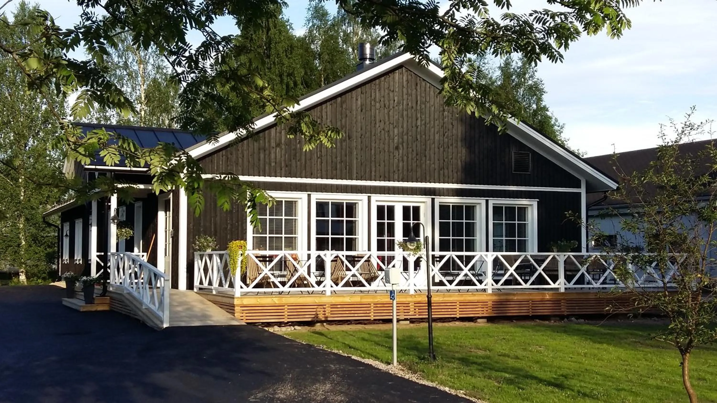 Facade/entrance in Hotelli HiljaHelena