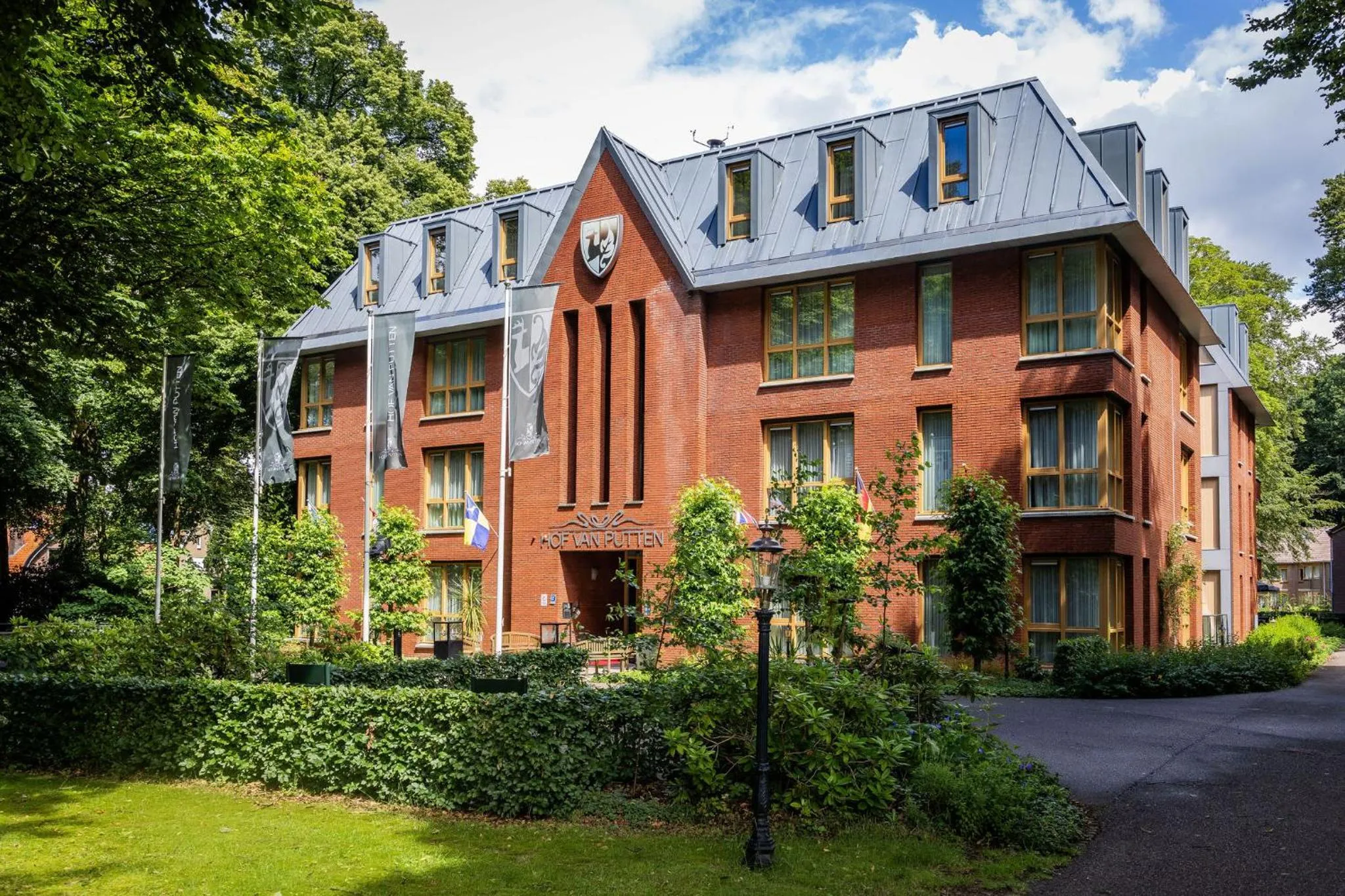 Property building in Hof van Putten