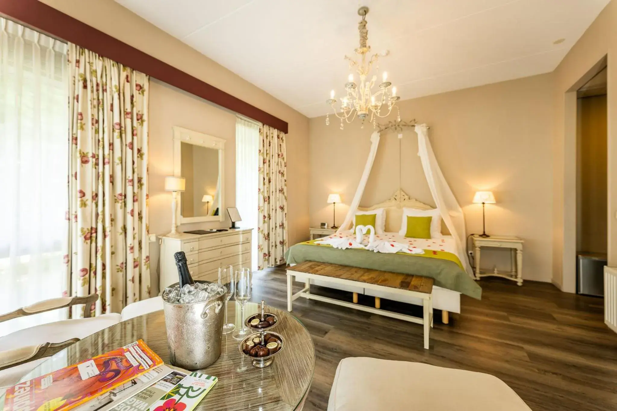 Honeymoon Suite in Hof van Putten Honeymoon Suite in Hof van Putten