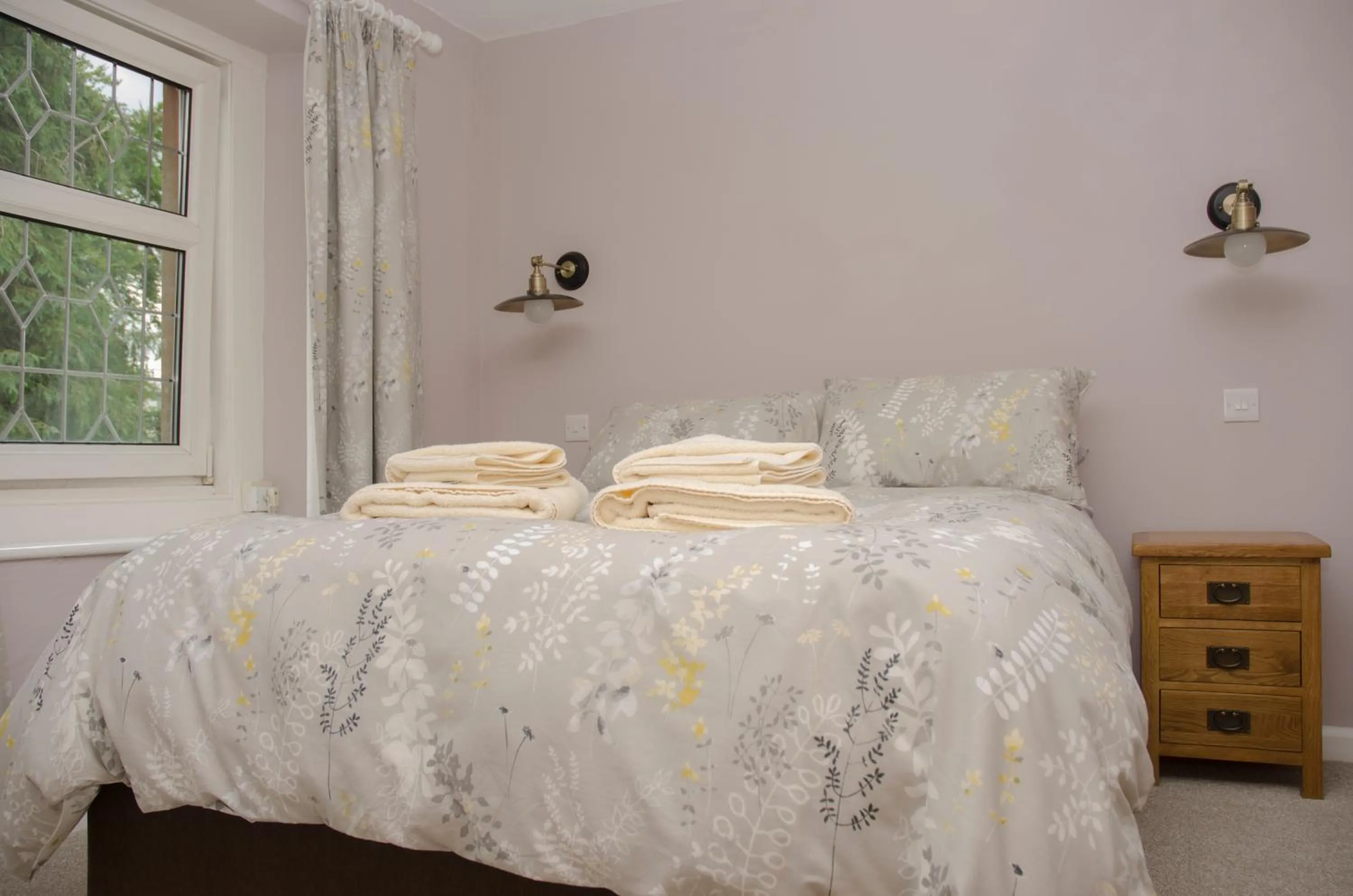 Bedroom, Bed in The Sun Inn