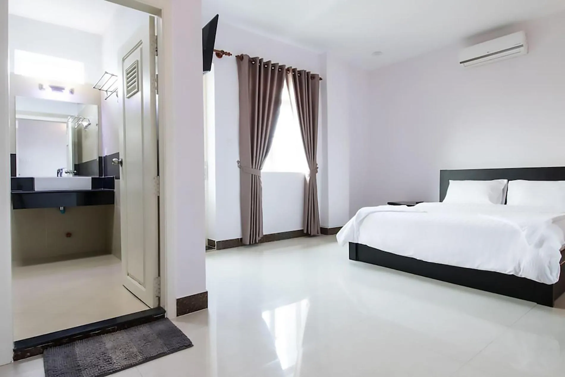 Bathroom, Bed in La Belle Residence