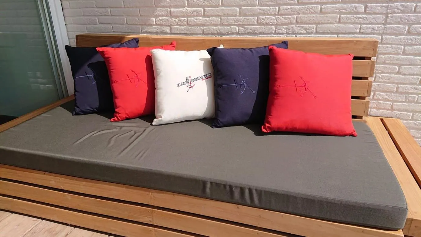 Facade/entrance, Bed in Belgische Loodsensociëteit