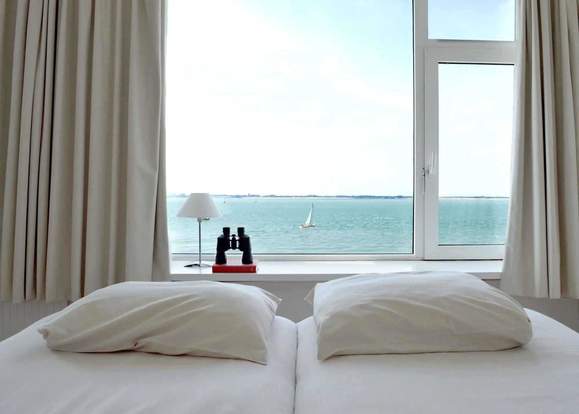 Sea view, Bed in Belgische Loodsensociëteit